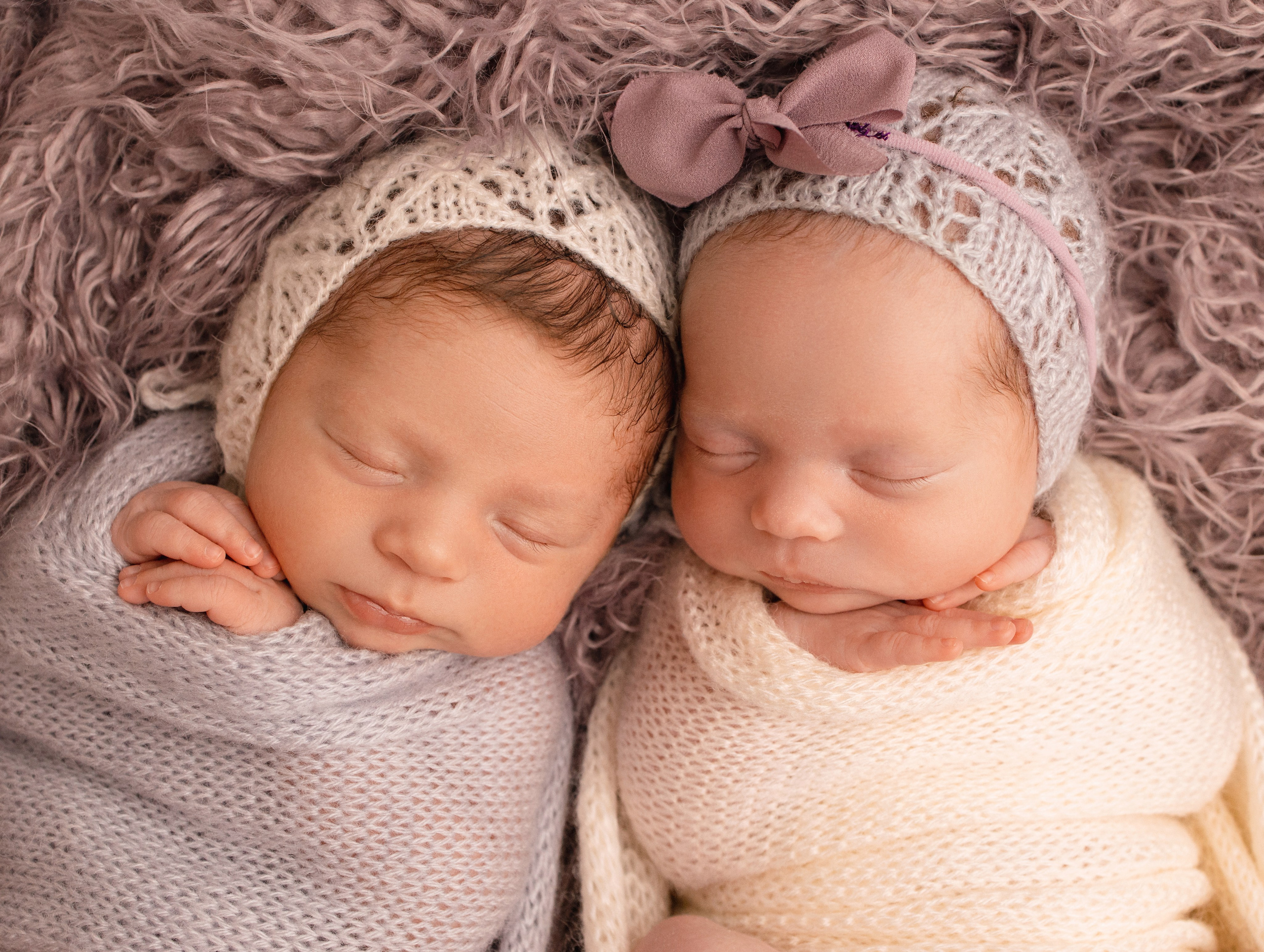 Фотосессия новорождённой двойни. Фотограф беременности и новорождённых в Набережных Челнах