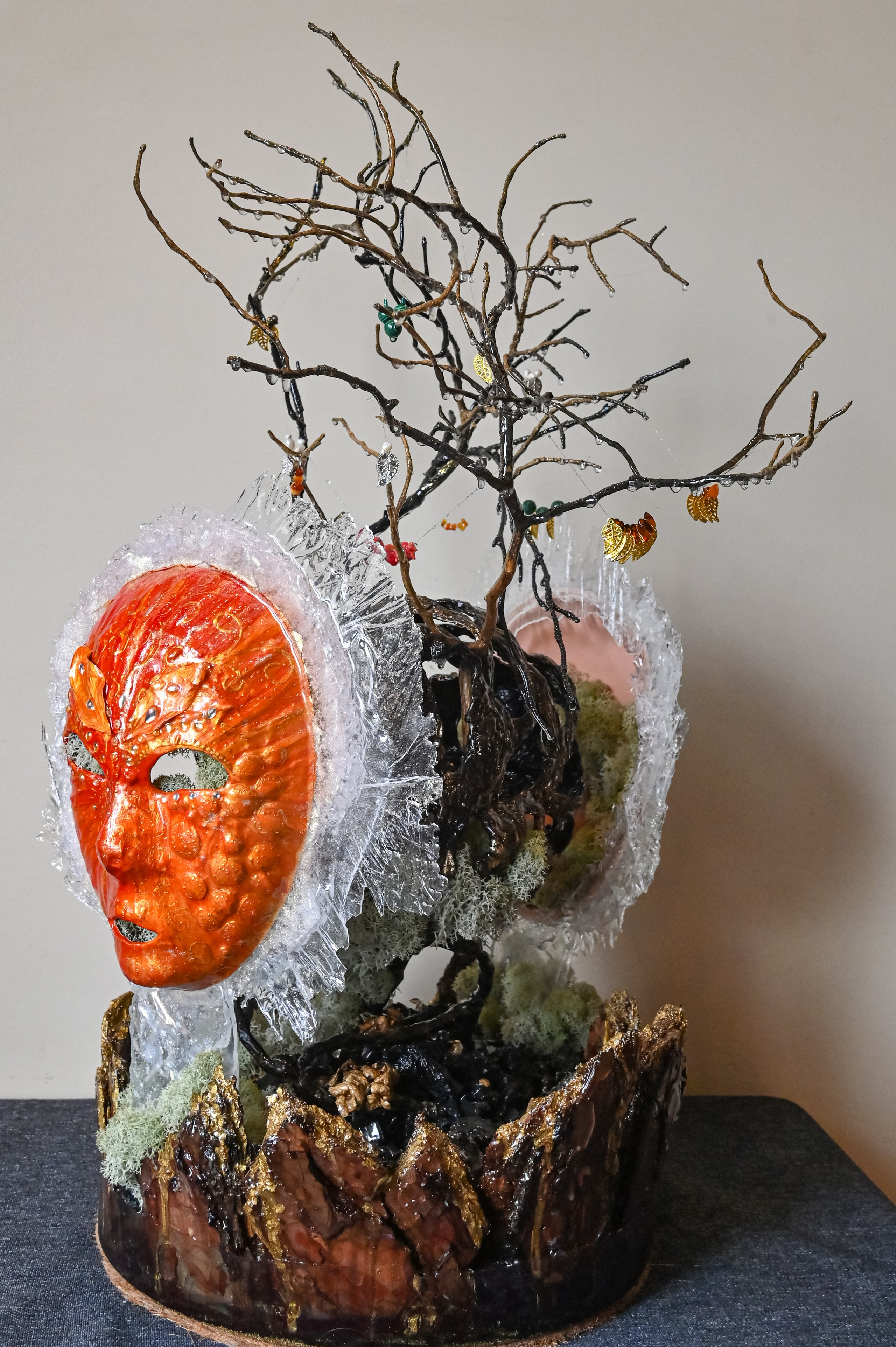 2025г. Размер : 50 см на 70 см, вес 8,65 кг. Материалы - деревянная глина, поталь золото, текстурная декоративная паста, сосновая кора, сосновые ветви, ягель стабилизированный, уголь, галька, пористые декоративные камни, эпоксидная смола. На ветвях натуральный речной жемчуг, бусины из мурманского стекла, бусины из янтаря, коралла, гематит, малахит. Маски также изготовлены вручную. Цена по запросу