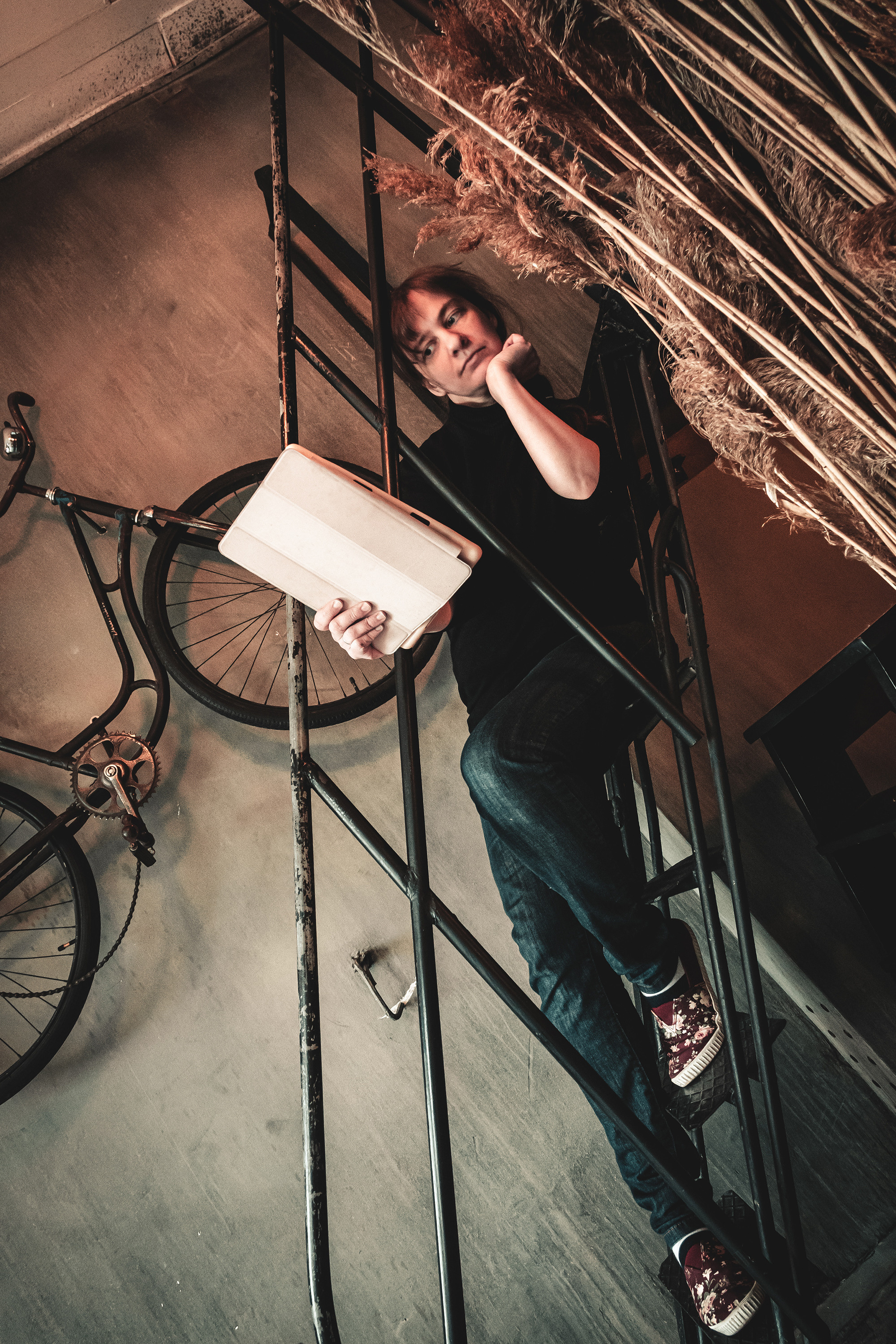 Девушка на лестнице с планшетом теплая обработка фотографии