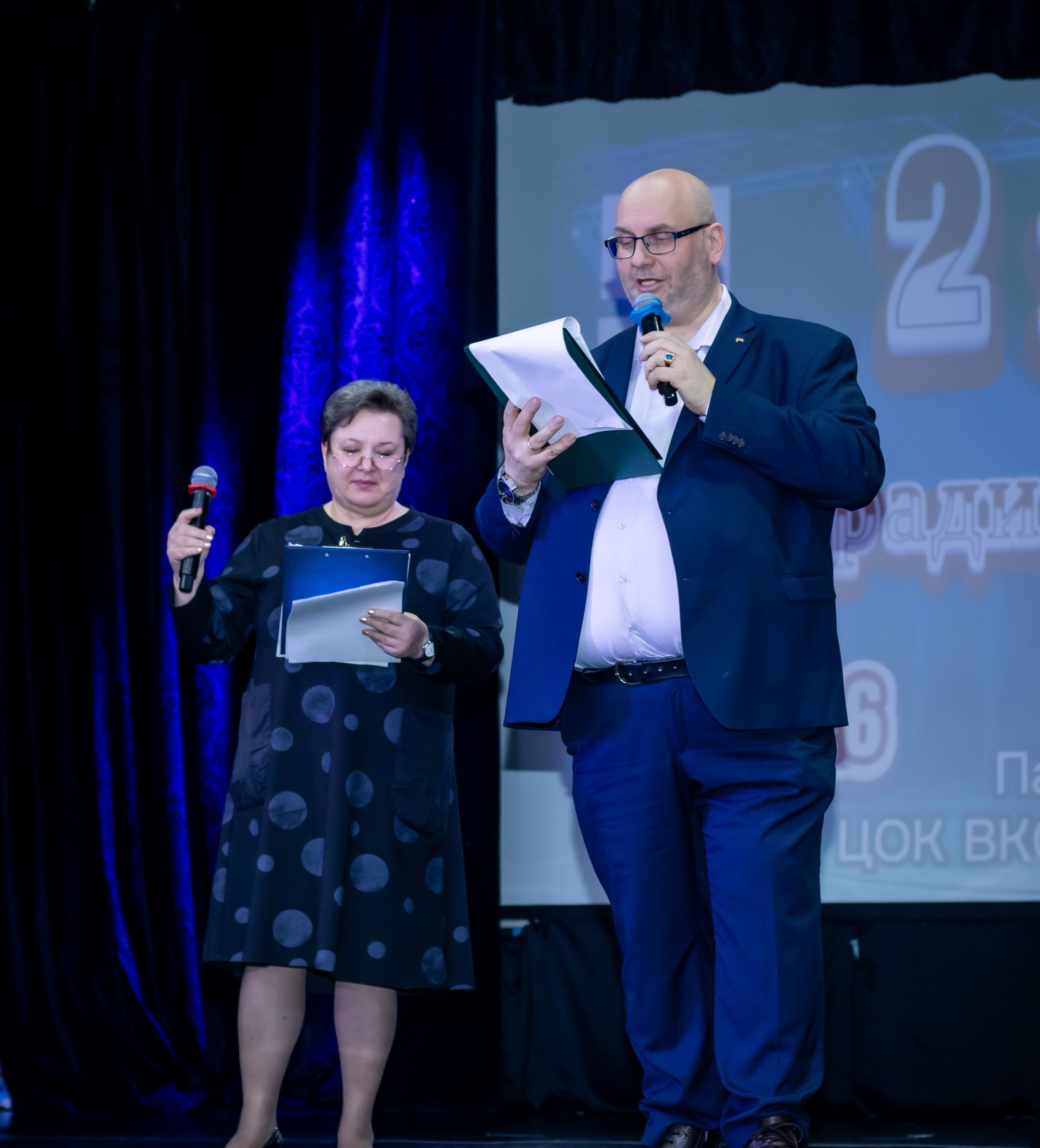 Ведущие на сцене праздничного концерта Радио «Птица», 2 года — фотограф мероприятий Москва Карасёва Елена