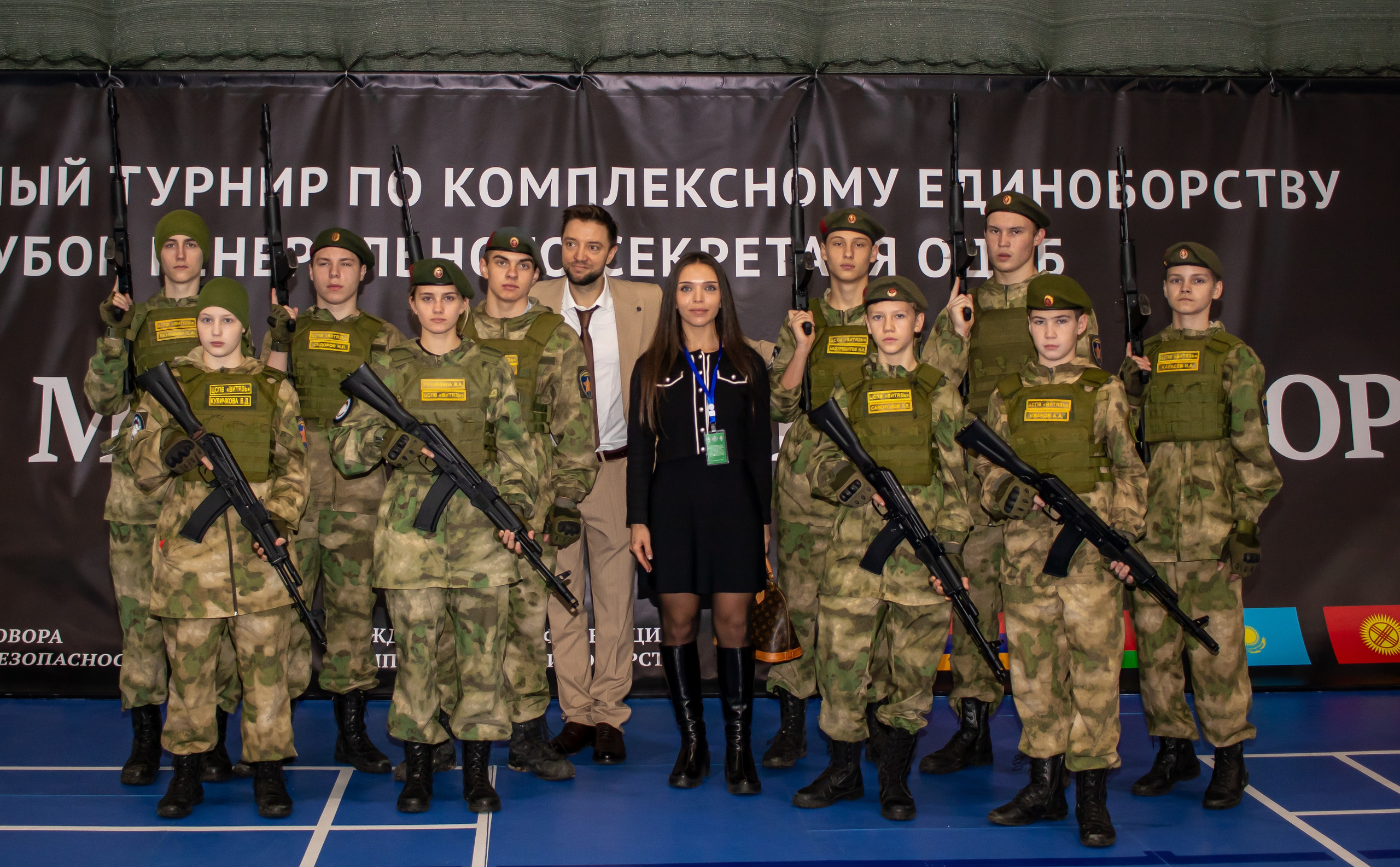Руководитель клуба Вепрь Евгений Трушкин с воспитанниками на площадке