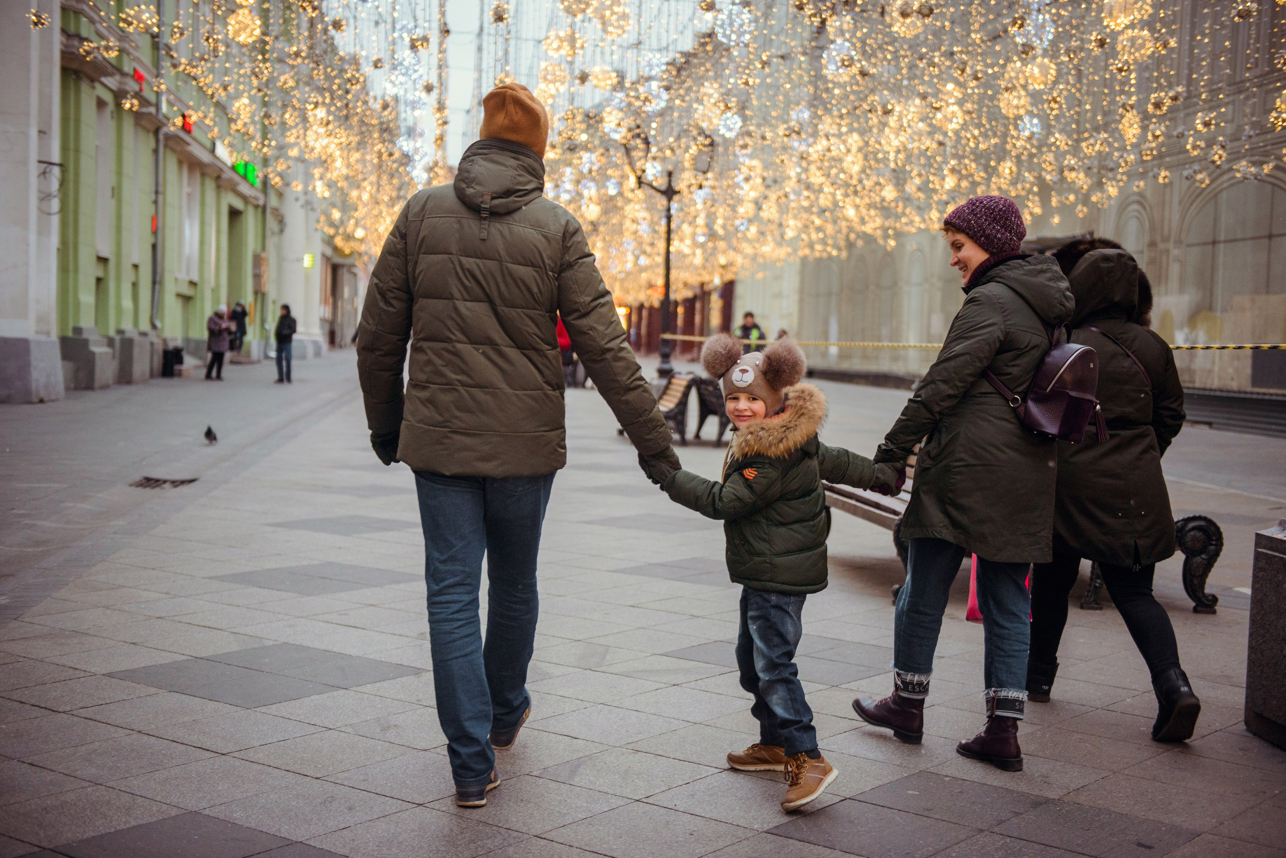 family photo shoot walking in the city. New Year Christmas photoshoot (Photographer in Edinburgh Elena Carruthers)