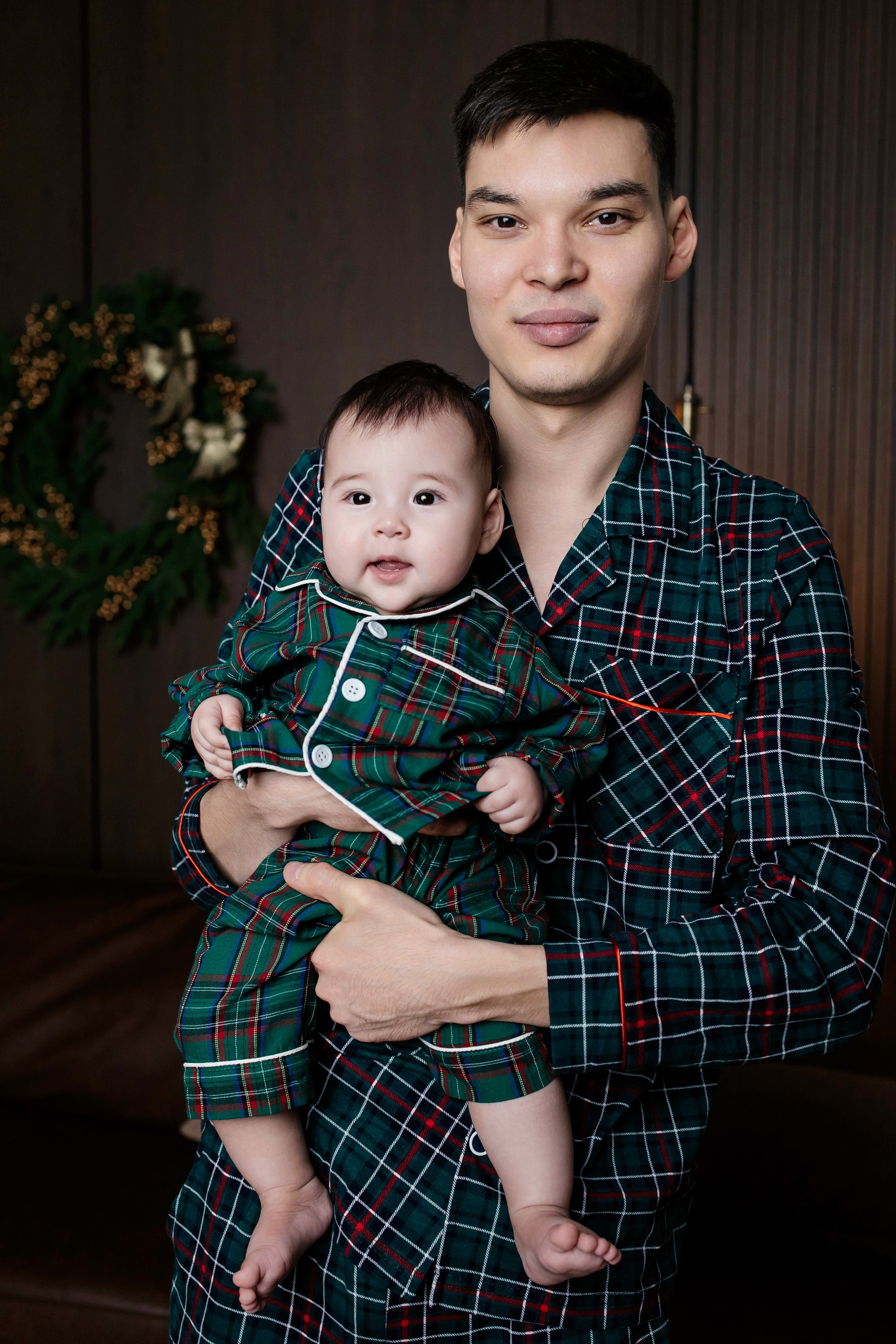 Семейная фотосессия Адия и Куан НГ 2026. Женский фотограф в Оренбурге Ирина Заводчикова