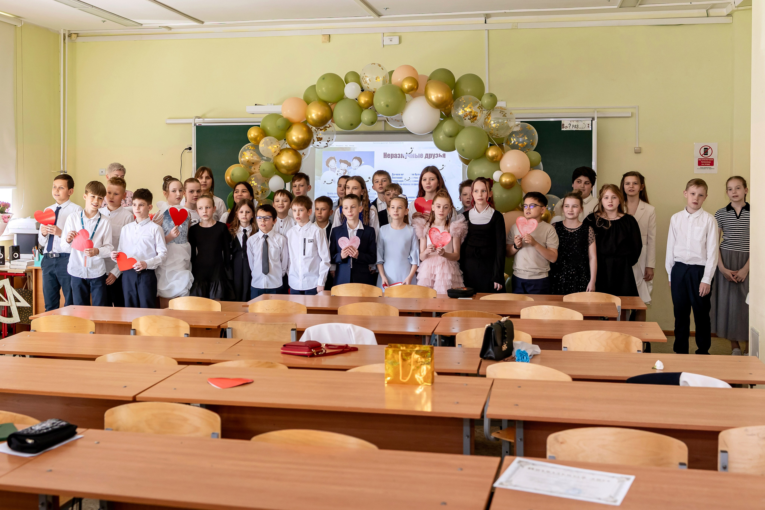 Выпускной в начальной школе в классе. Фотограф и видеограф Москва. Свадебный фотограф, видеограф. Выпускные альбомы. Оживающие альбомы