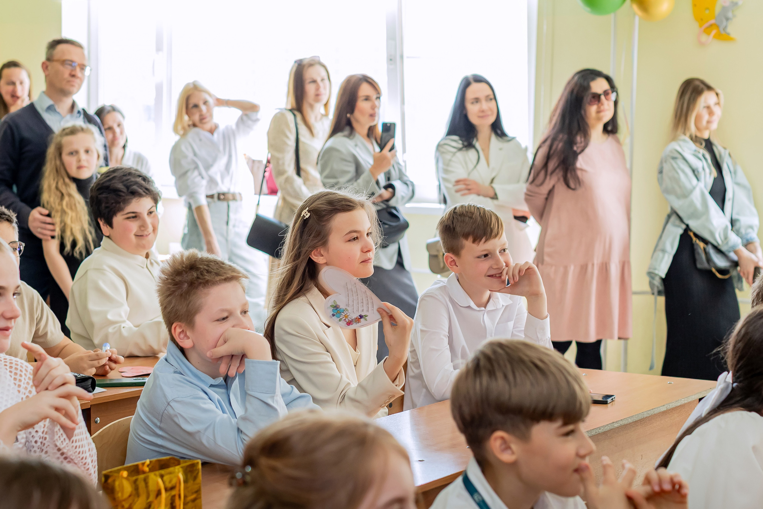 Выпускной в начальной школе в классе. Фотограф и видеограф Москва. Свадебный фотограф, видеограф. Выпускные альбомы. Оживающие альбомы