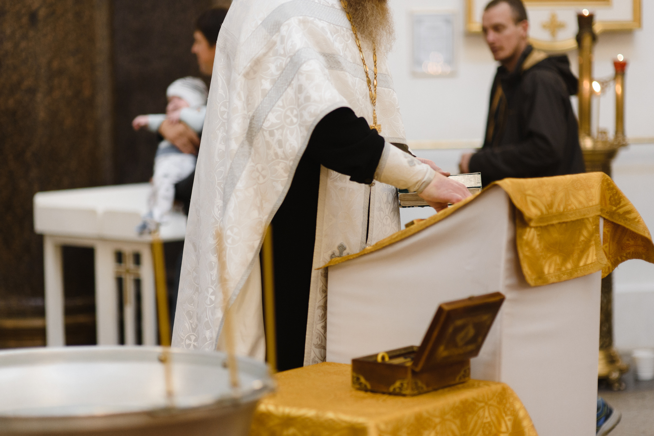 Фотосъёмка крещения в Санкт-Петербурге — Маргарита Иванова, фотограф. Профессиональный фотограф беременности в СПБ. Стильные фотосессии беременности в стиле минимализм и классическая фотография