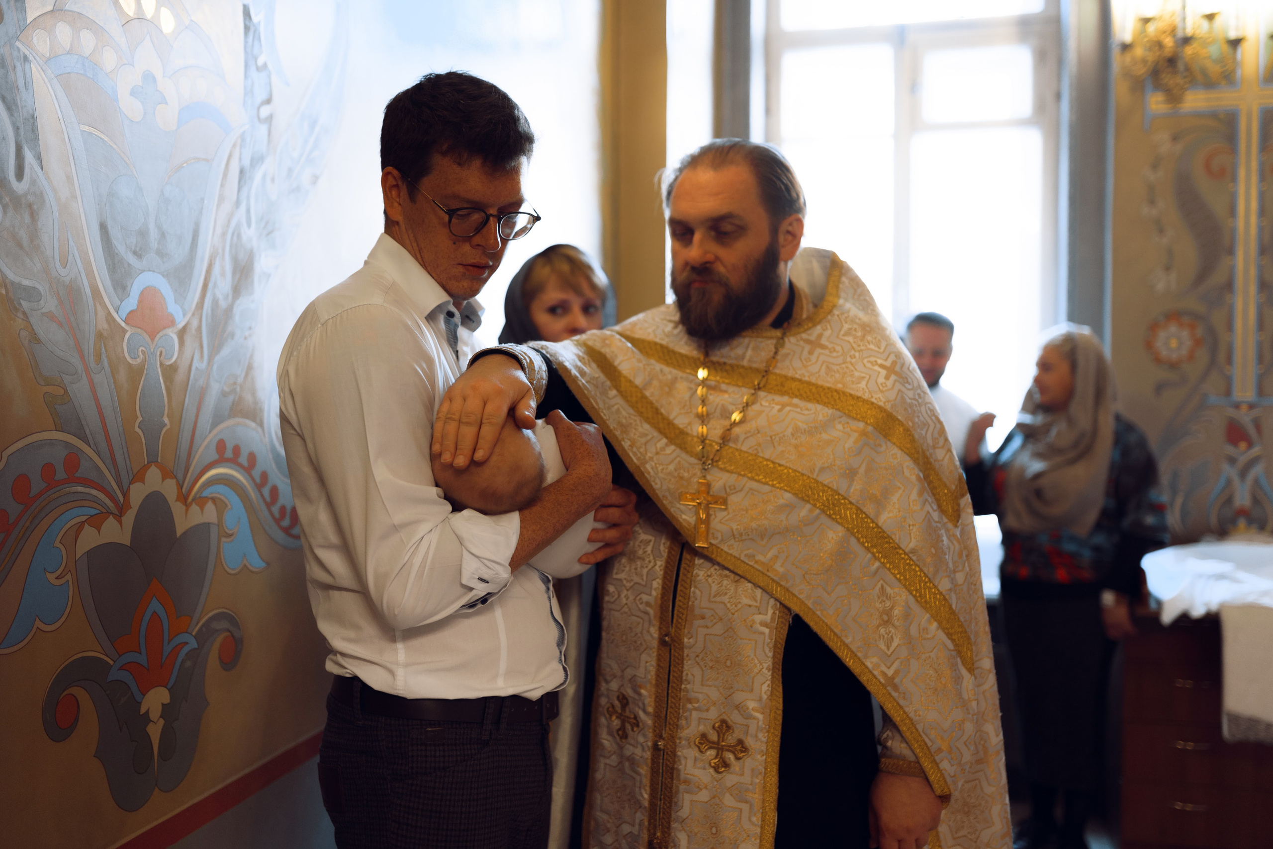 Фотосъёмка крещения в Санкт-Петербурге — Маргарита Иванова, фотограф. Профессиональный фотограф беременности в СПБ. Стильные фотосессии беременности в стиле минимализм и классическая фотография