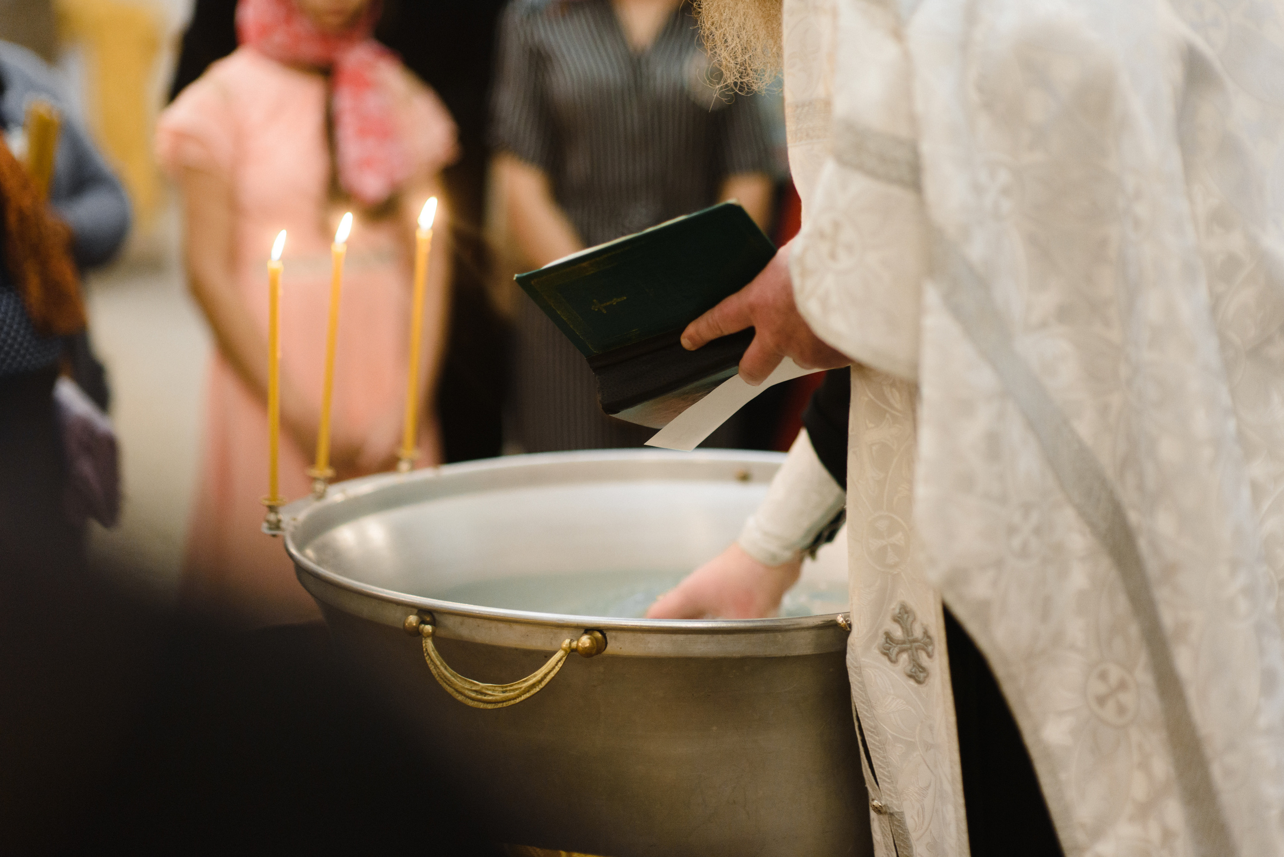 Фотосъёмка крещения в Санкт-Петербурге — Маргарита Иванова, фотограф. Профессиональный фотограф беременности в СПБ. Стильные фотосессии беременности в стиле минимализм и классическая фотография