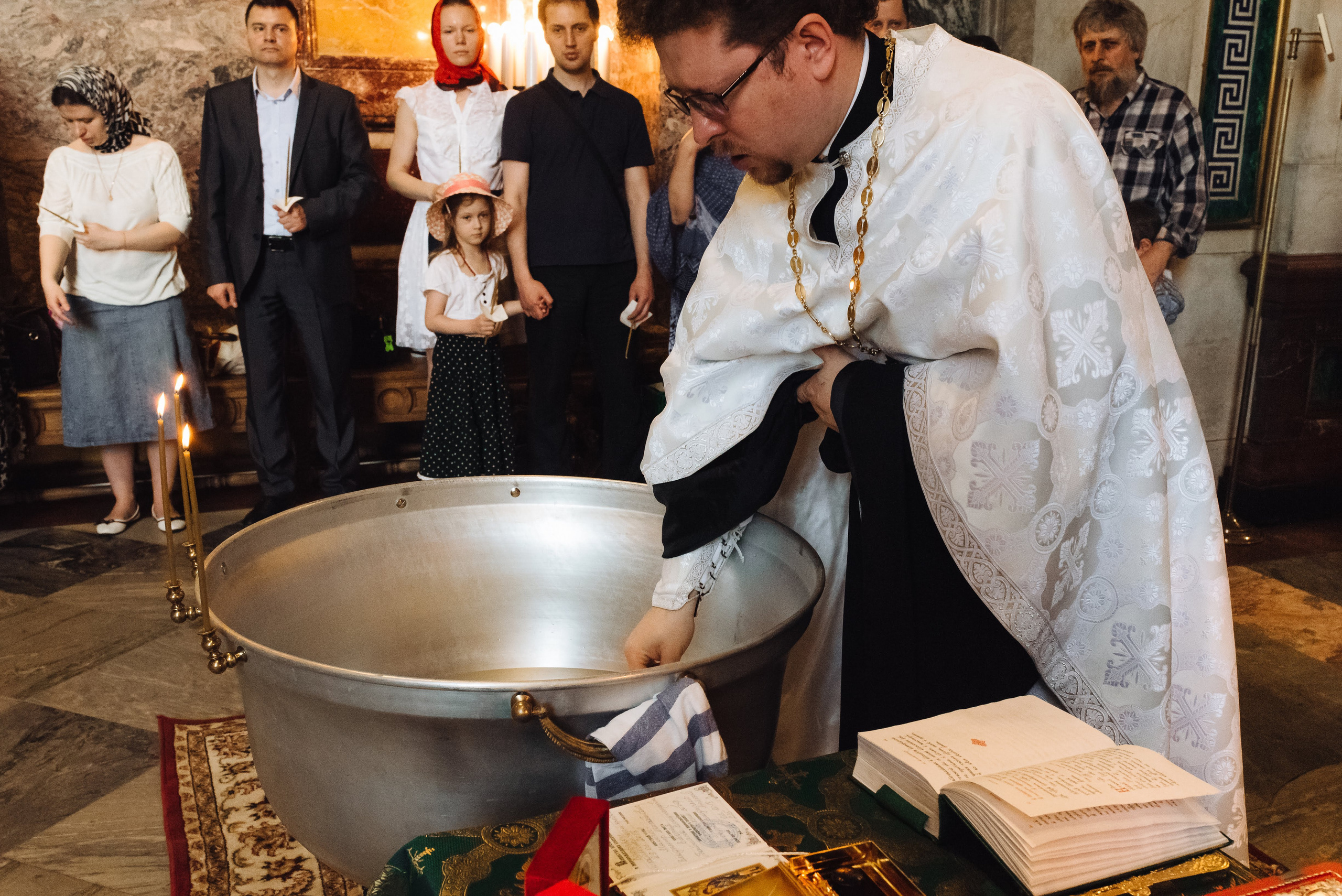 Фотосъёмка крещения в Санкт-Петербурге — Маргарита Иванова, фотограф. Профессиональный фотограф беременности в СПБ. Стильные фотосессии беременности в стиле минимализм и классическая фотография