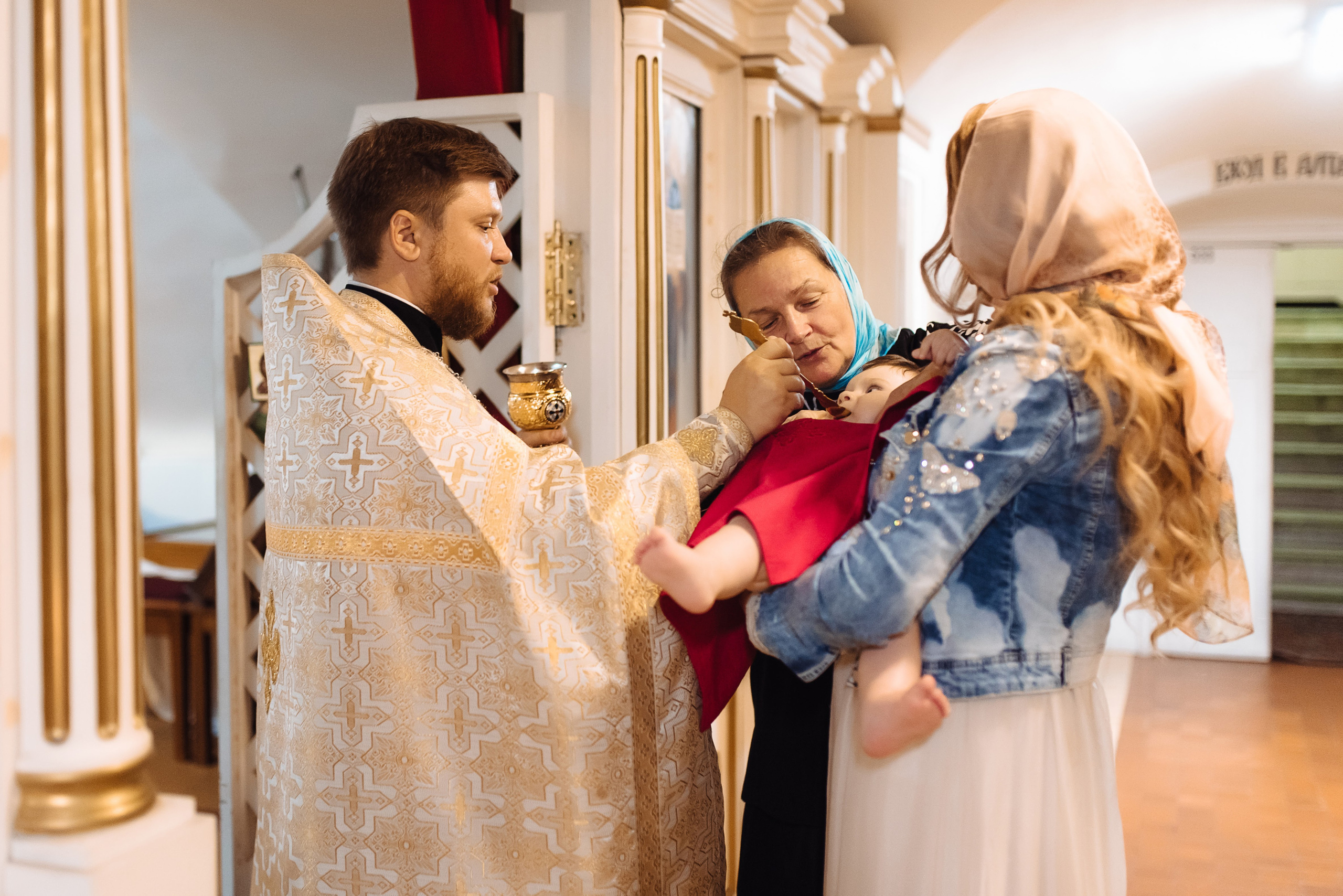 Фотосъёмка крещения в Санкт-Петербурге — Маргарита Иванова, фотограф. Профессиональный фотограф беременности в СПБ. Стильные фотосессии беременности в стиле минимализм и классическая фотография