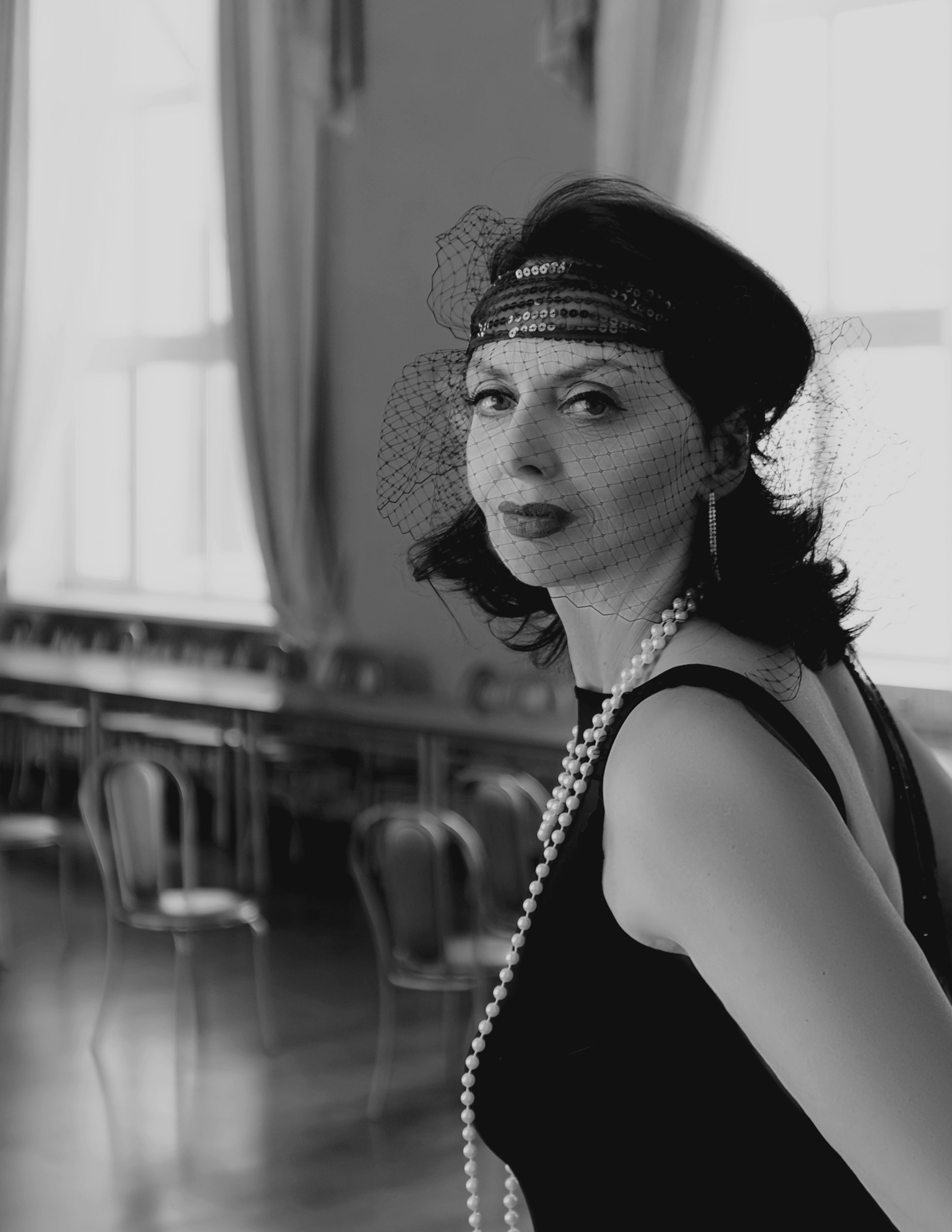 Портрет девушка в стиле ретро, винтаж, Гэтсби в перчатках у рояля.