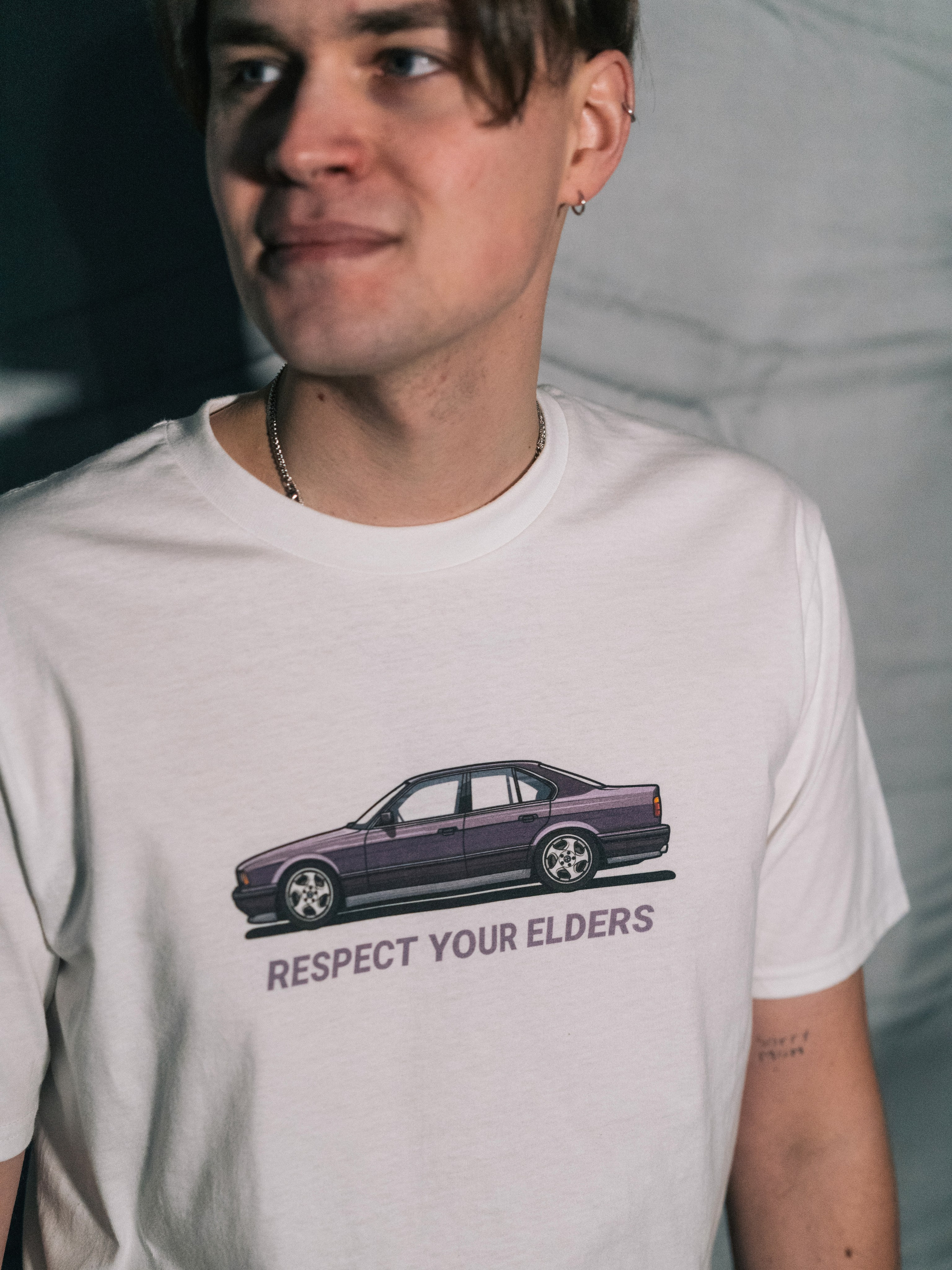 Отдай Дань Легенде: Футболка BMW M5 E34.** Обладатель легендарного 3.8-литрового рядного шестицилиндрового двигателя S38B38, последний M5 с полностью "ручной" сборкой двигателя. Символ эпохи, где мощь (340 л.с.), роскошь и управляемость слились в идеальном балансе. Носи стиль и дух неподвластной времени иконы спортивных седанов.