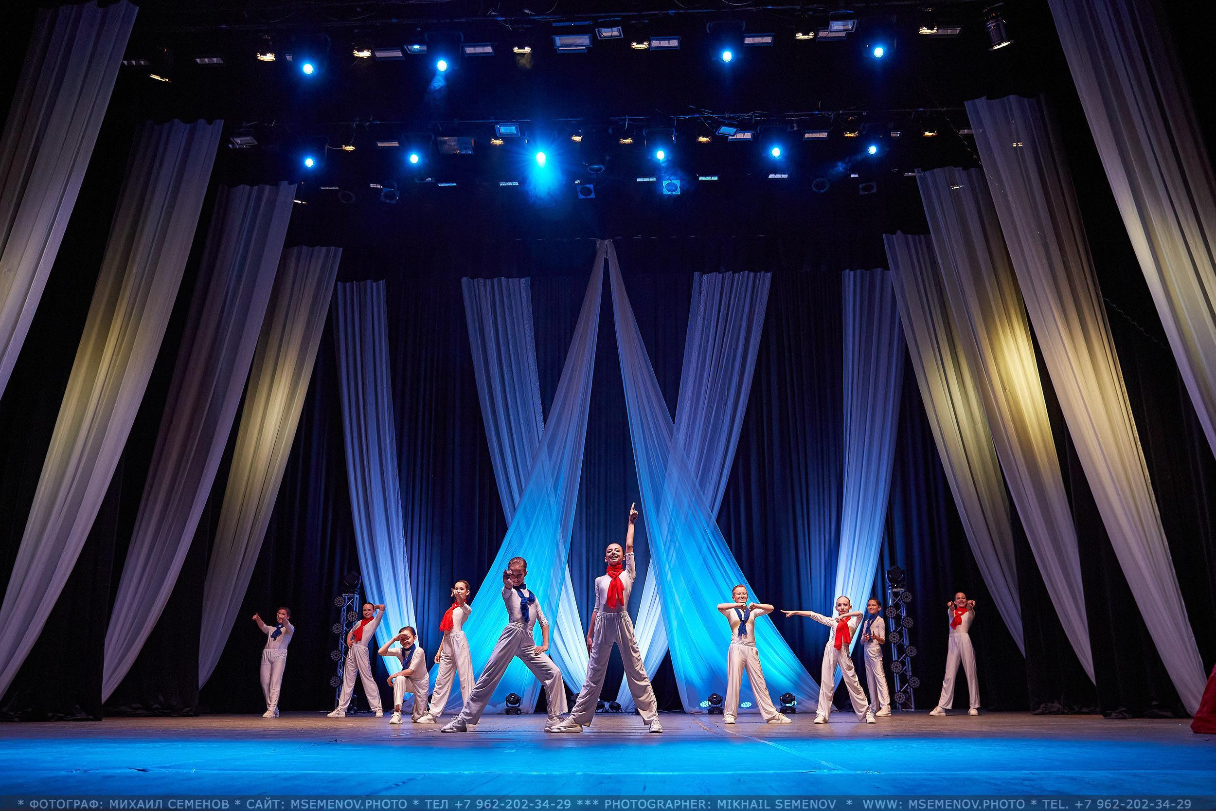 АНОНС фоторепортажа с Концерта Танцевального клуба «Apriori». Photographer for business Mikhail Semenov. Aqua photo studio, photo school