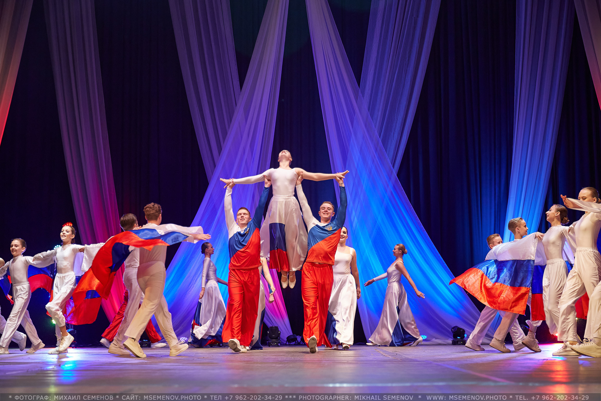 АНОНС фоторепортажа с Концерта Танцевального клуба «Apriori». Photographer for business Mikhail Semenov. Aqua photo studio, photo school