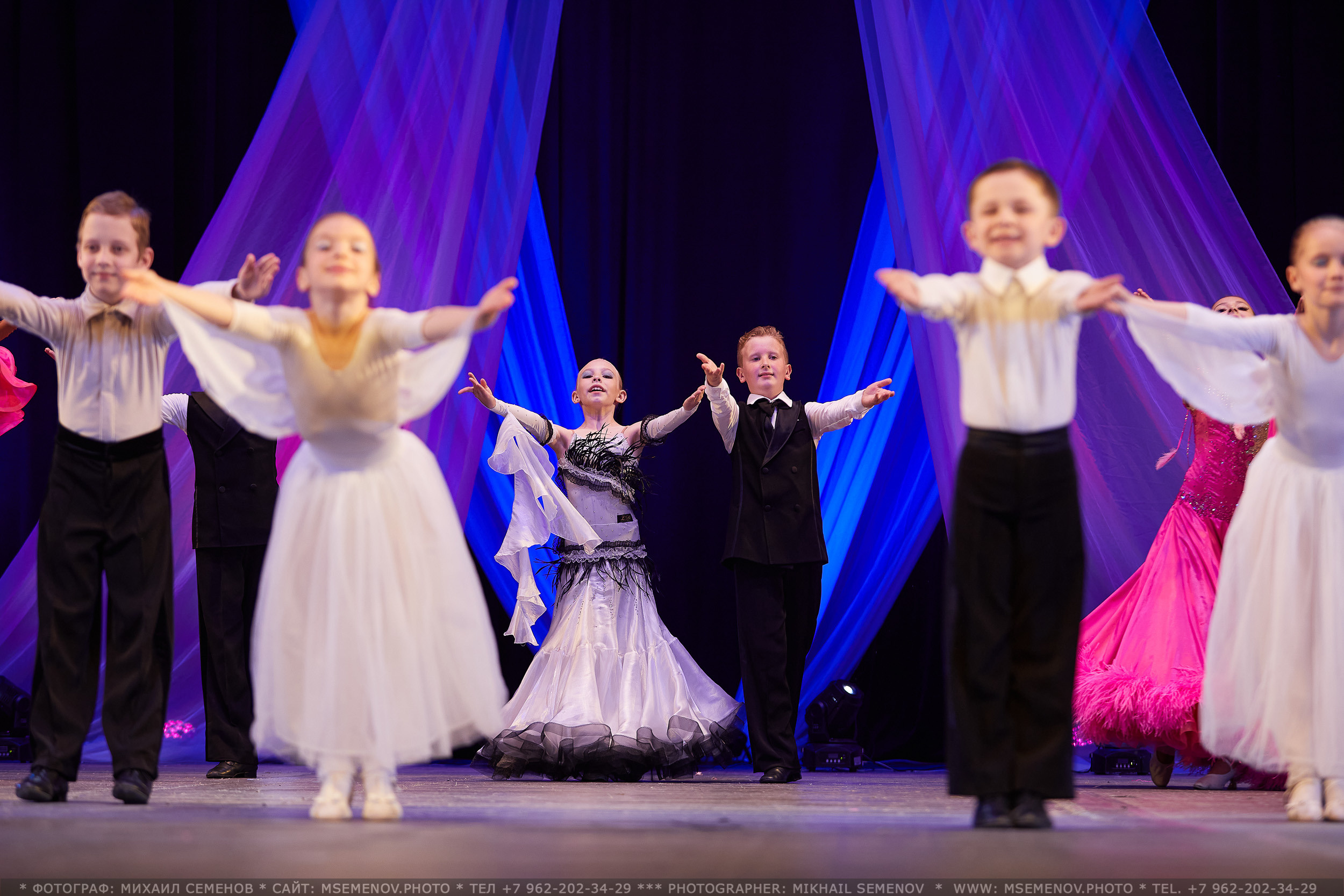 АНОНС фоторепортажа с Концерта Танцевального клуба «Apriori». Photographer for business Mikhail Semenov. Aqua photo studio, photo school