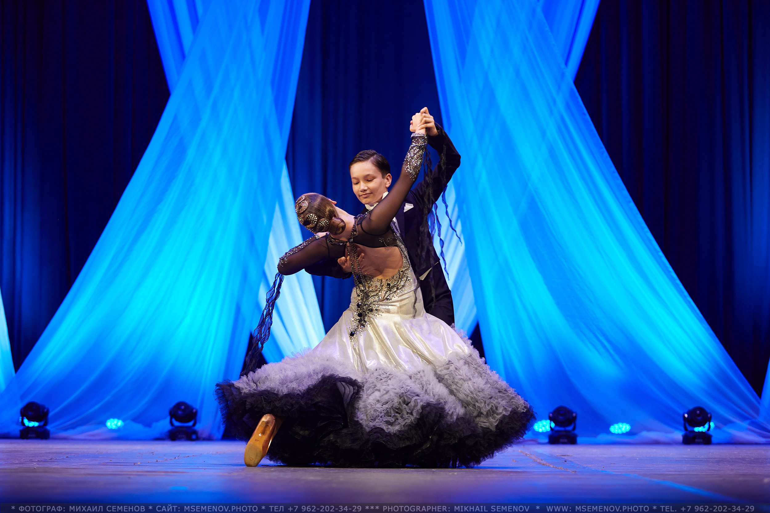 АНОНС фоторепортажа с Концерта Танцевального клуба «Apriori». Photographer for business Mikhail Semenov. Aqua photo studio, photo school