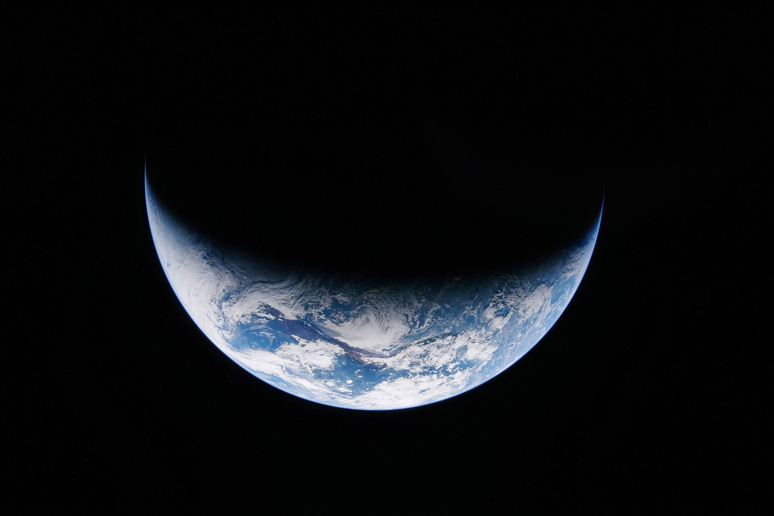 Серп Земли фото из космоса - пример обработанного RAW кадра из архива NASA Artemis II