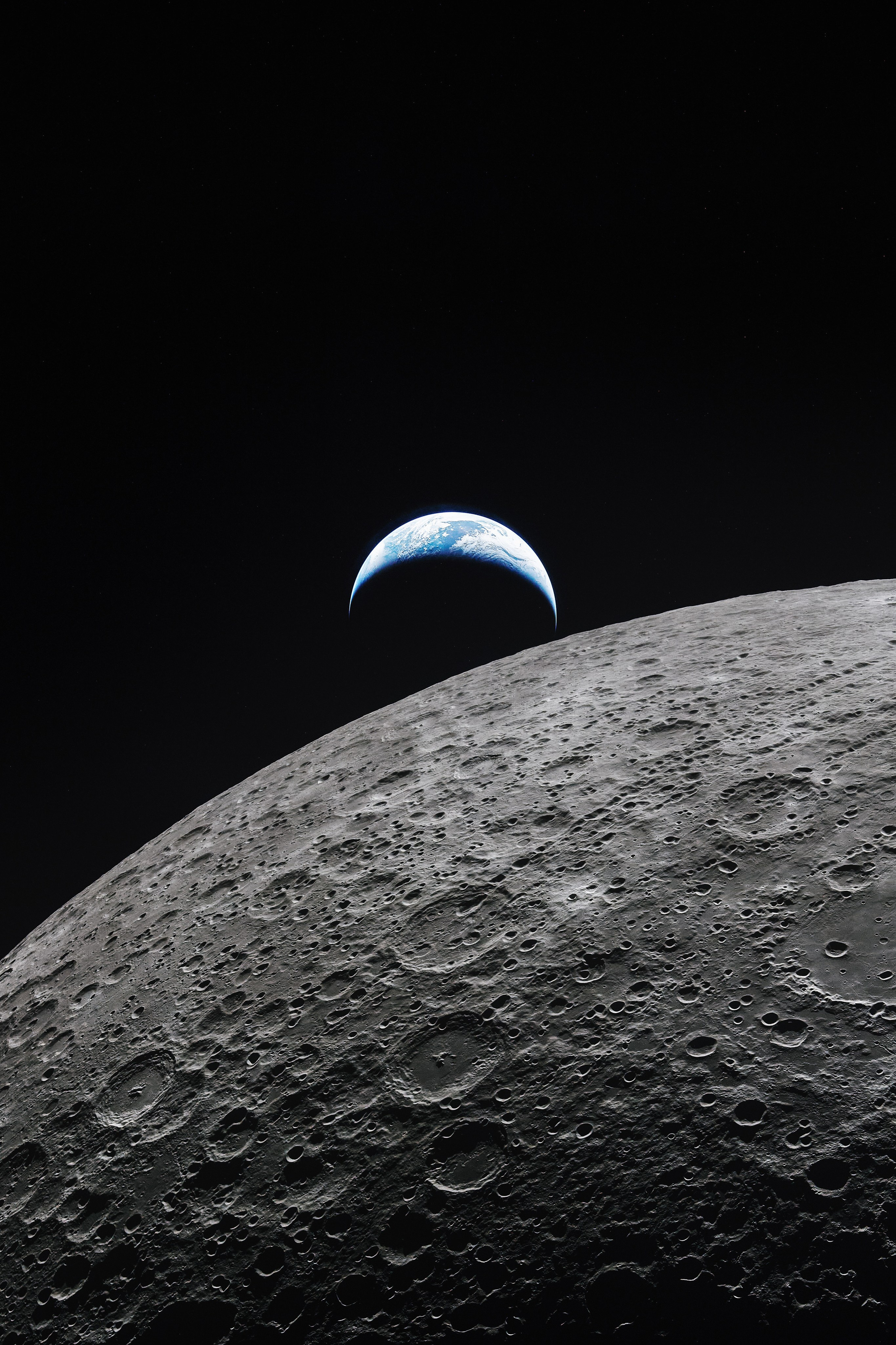 Фото Земли и Луны из космоса из архива NASA - съёмка на Nikon D5 во время миссии "Артемида-2" (Artemis II)