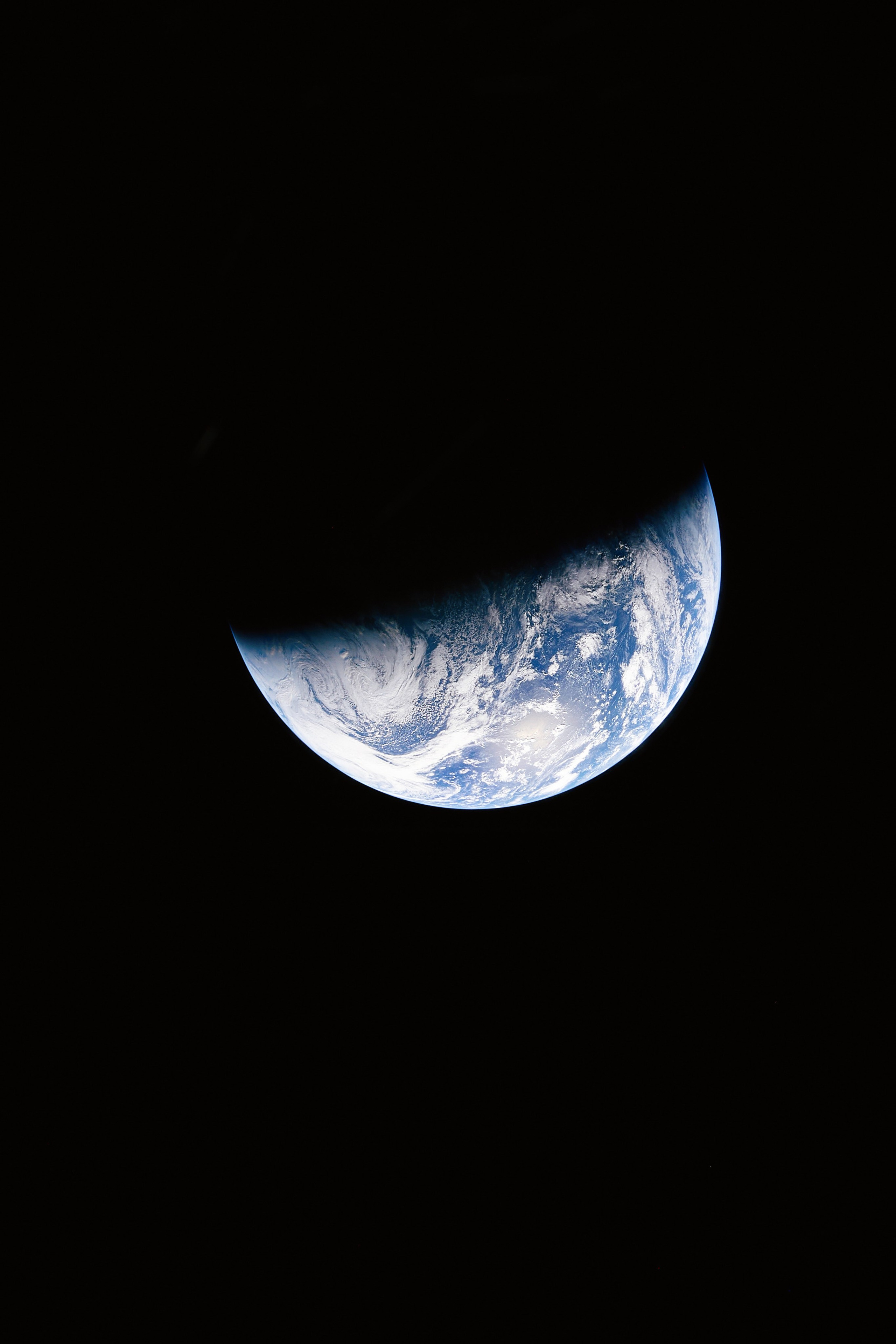 Пример обработанного RAW-фото с миссии Artemis II ("Артемида-2"). На снимке изображена планета Земля, сфотографированная на 35 мм объектив и зеркальную камеру Nikon D5