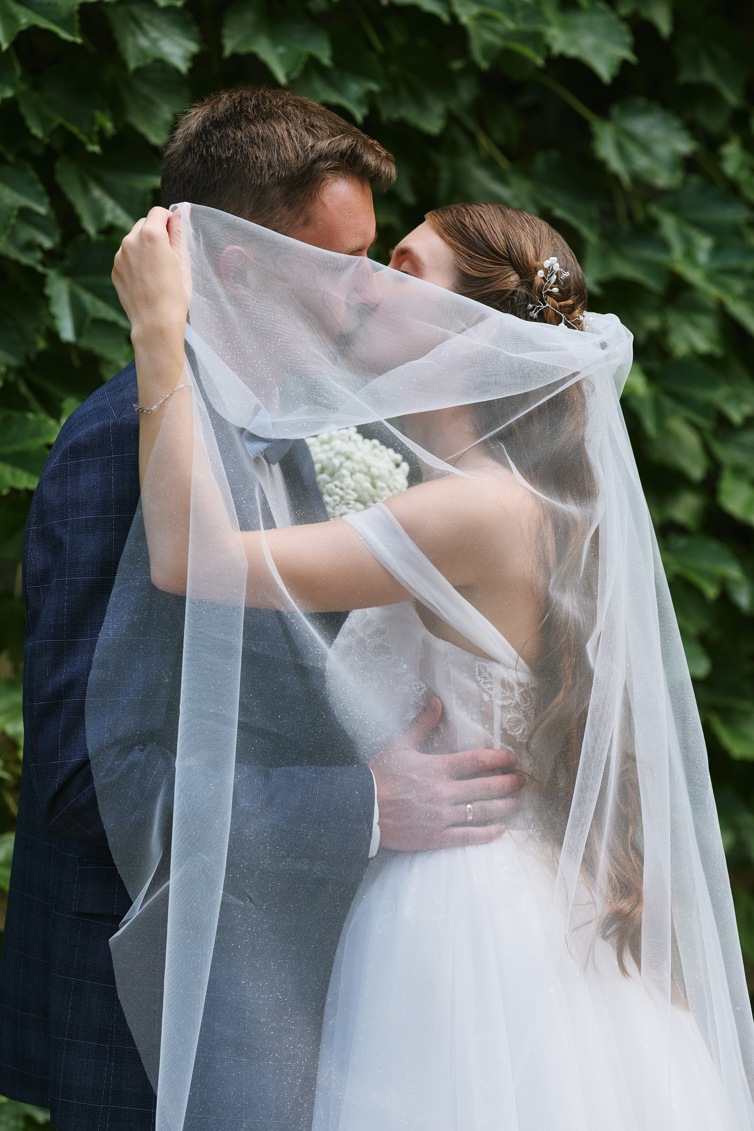 Свадьба в Находке - фотография целующейся пары крупным планом