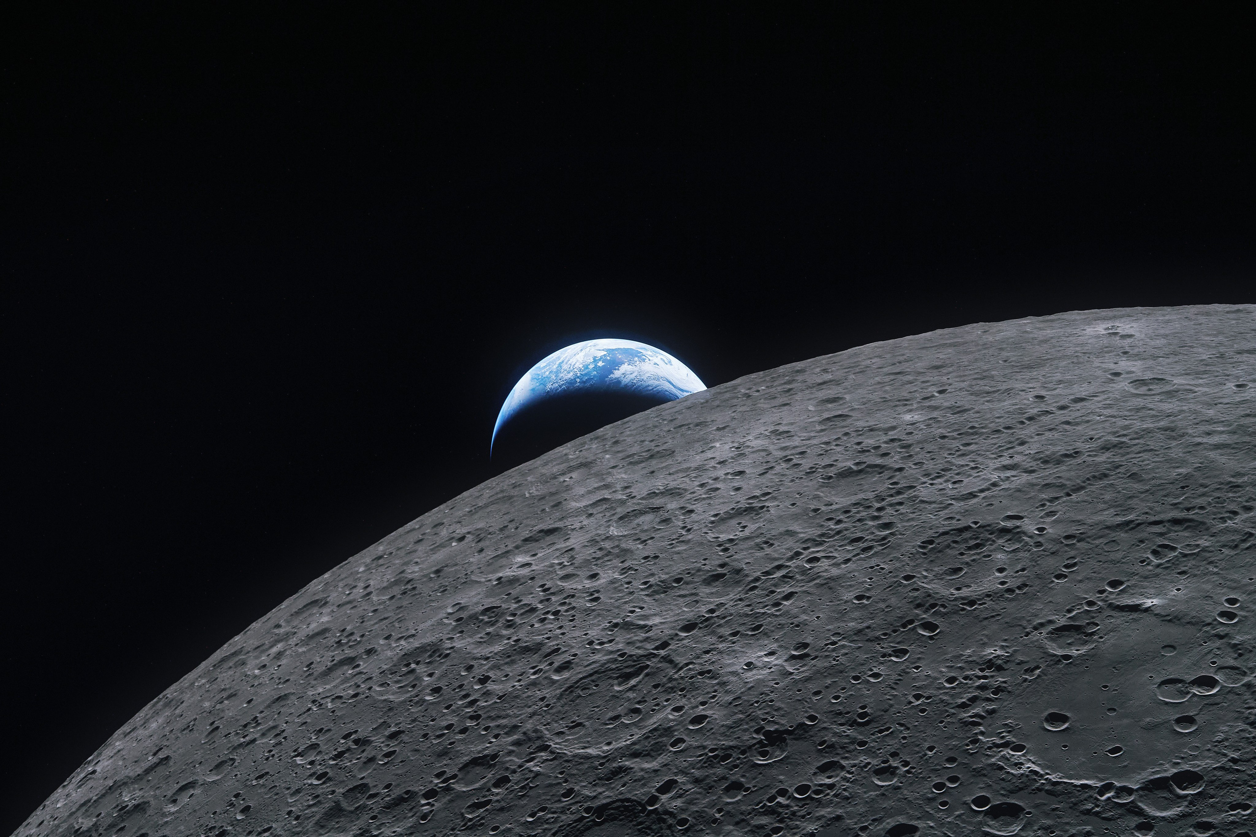 Миссия Артемида-2 - фотография Земли на горизонте Луны, сделанная в глубоком космосе