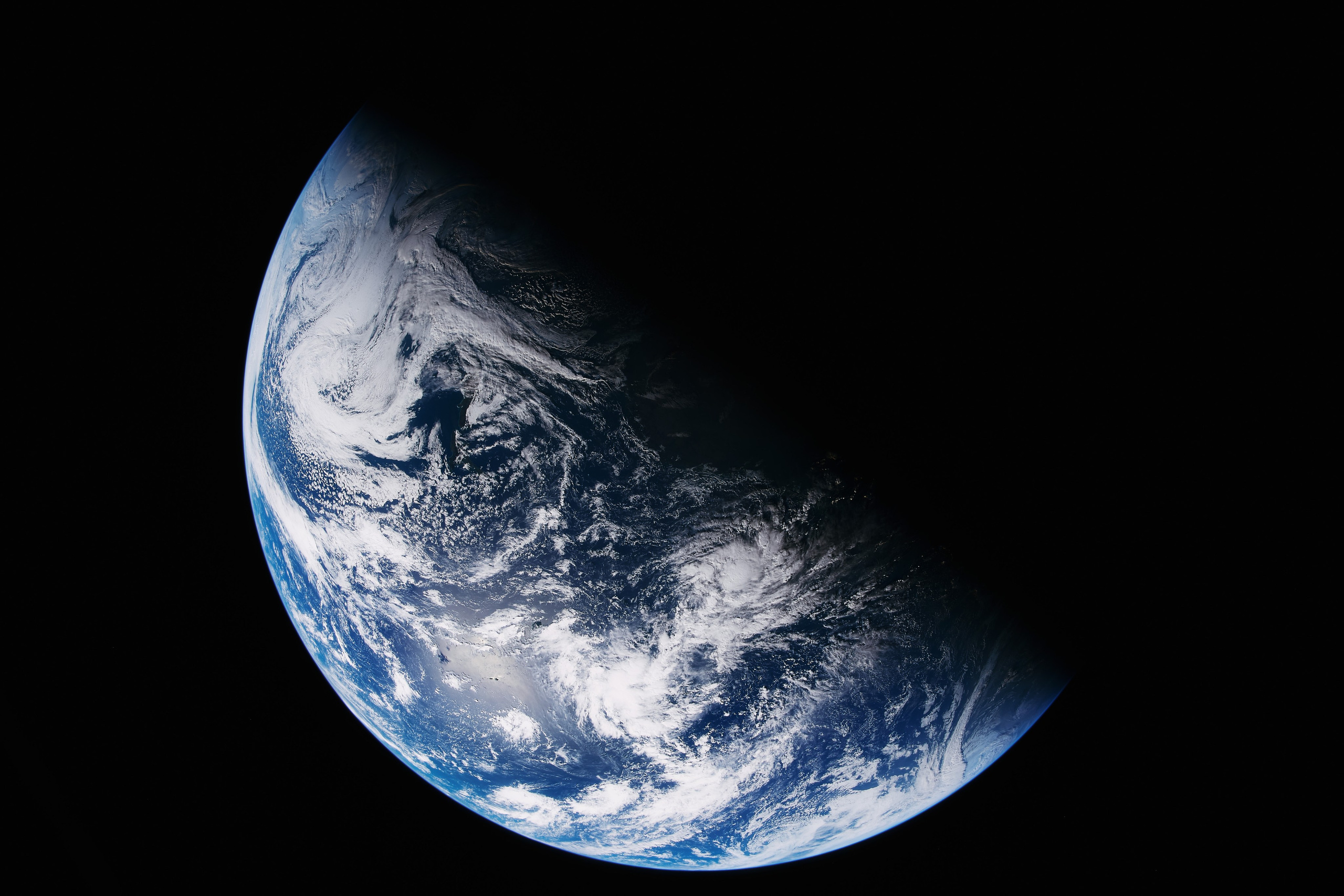 Земля в космосе - RAW-фото с миссии Artemis II ("Артемида-2")