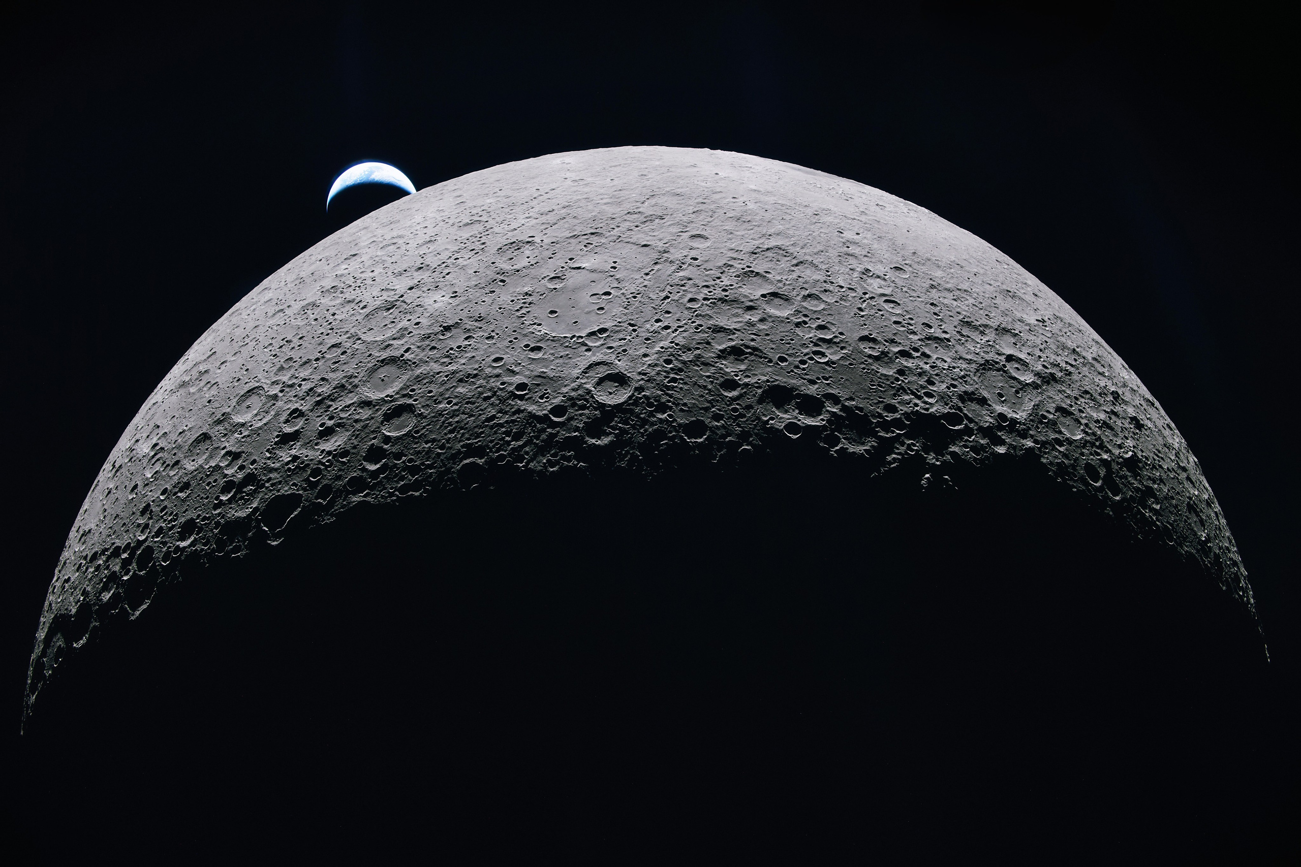 Планета Земля на горизонте Луны - фото с борта Artemis II