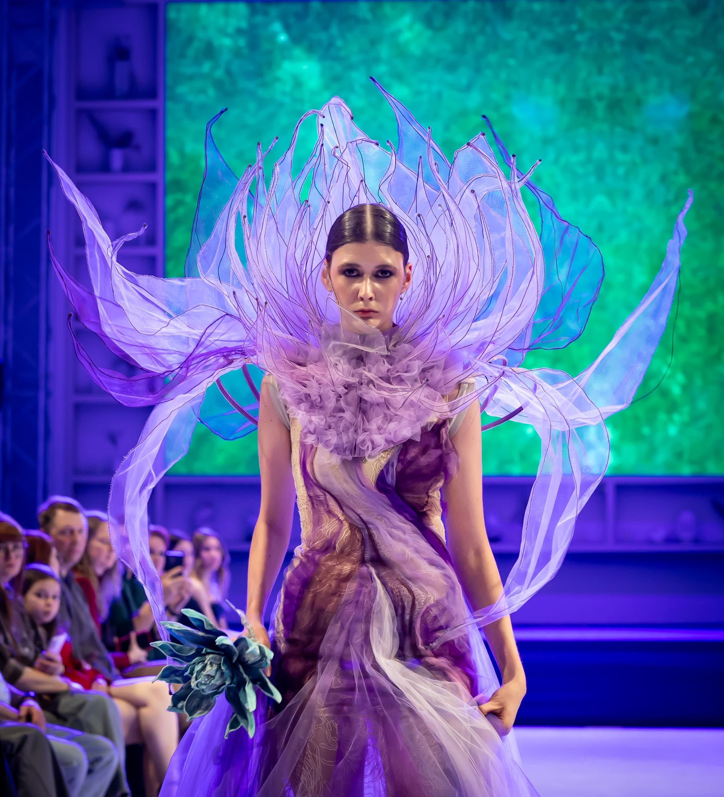 Модель в сценическом фешен-образе с крыльями, подиум, фешен-фотограф Москва