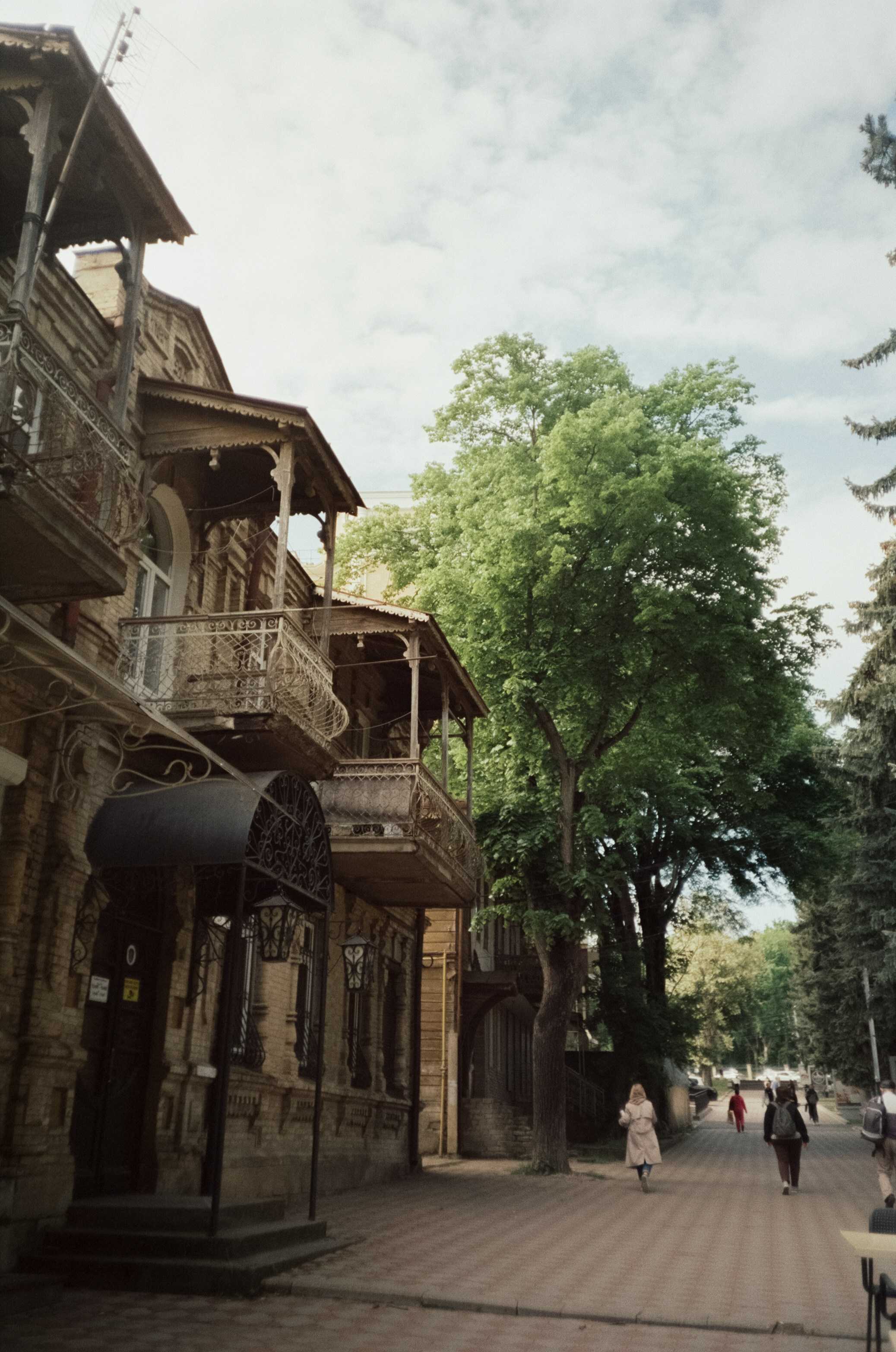 Стрит в Ессентуках. Дворики, дома и кот в окне. Фотограф-документалист Мария Осокина