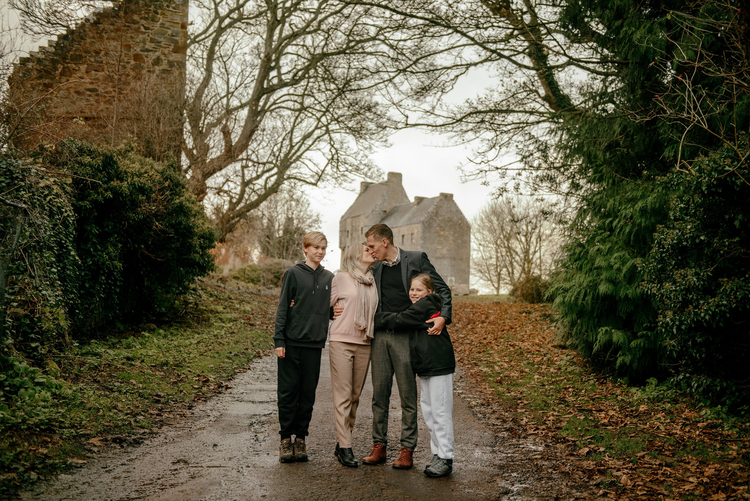 family photo shoot in Scotland, photo shoot at the castle