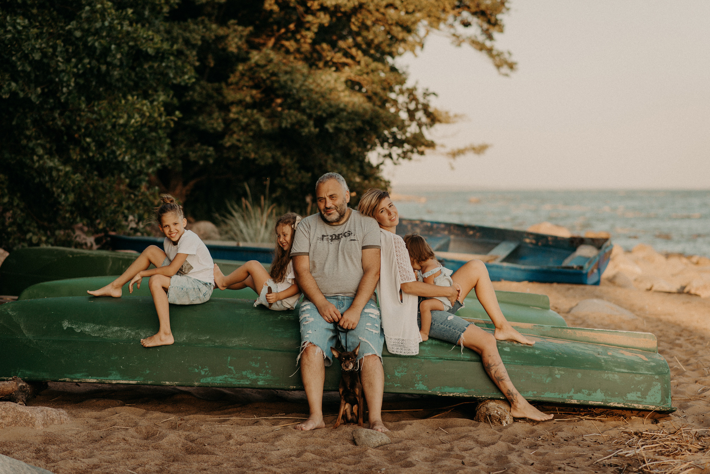 семейная фотосессия на заливе на закате