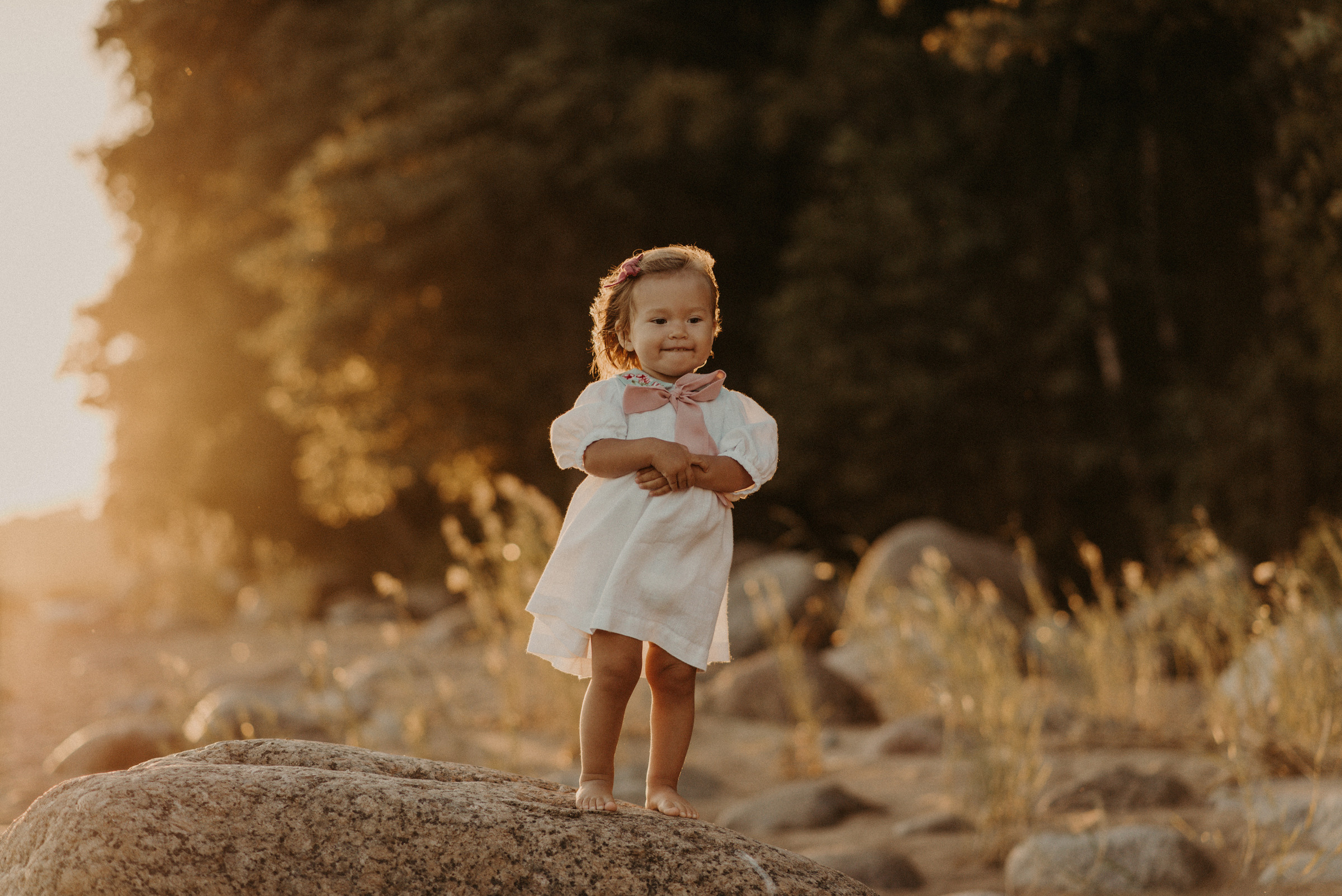 семейная фотосессия на заливе на закате