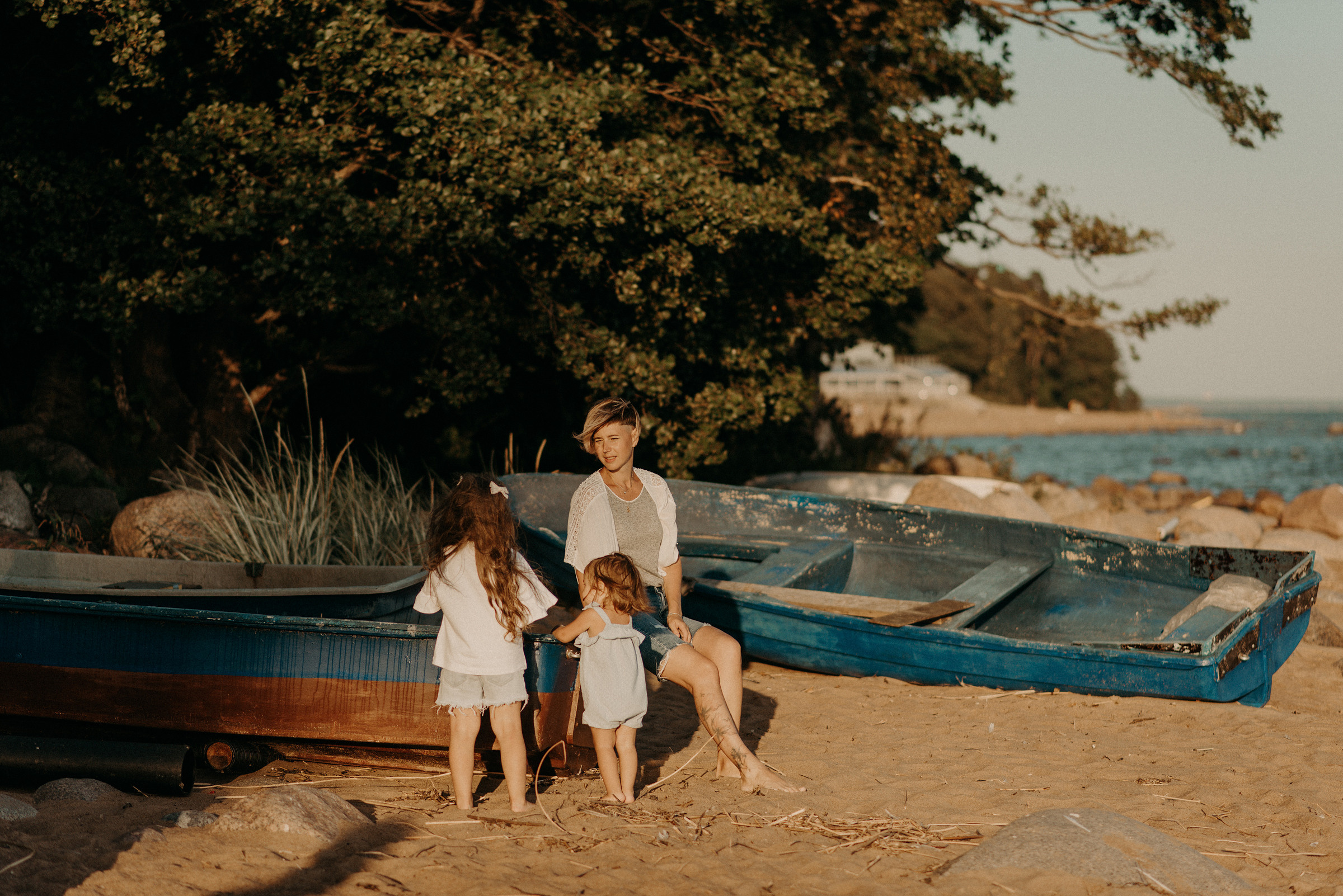 семейная фотосессия на заливе на закате