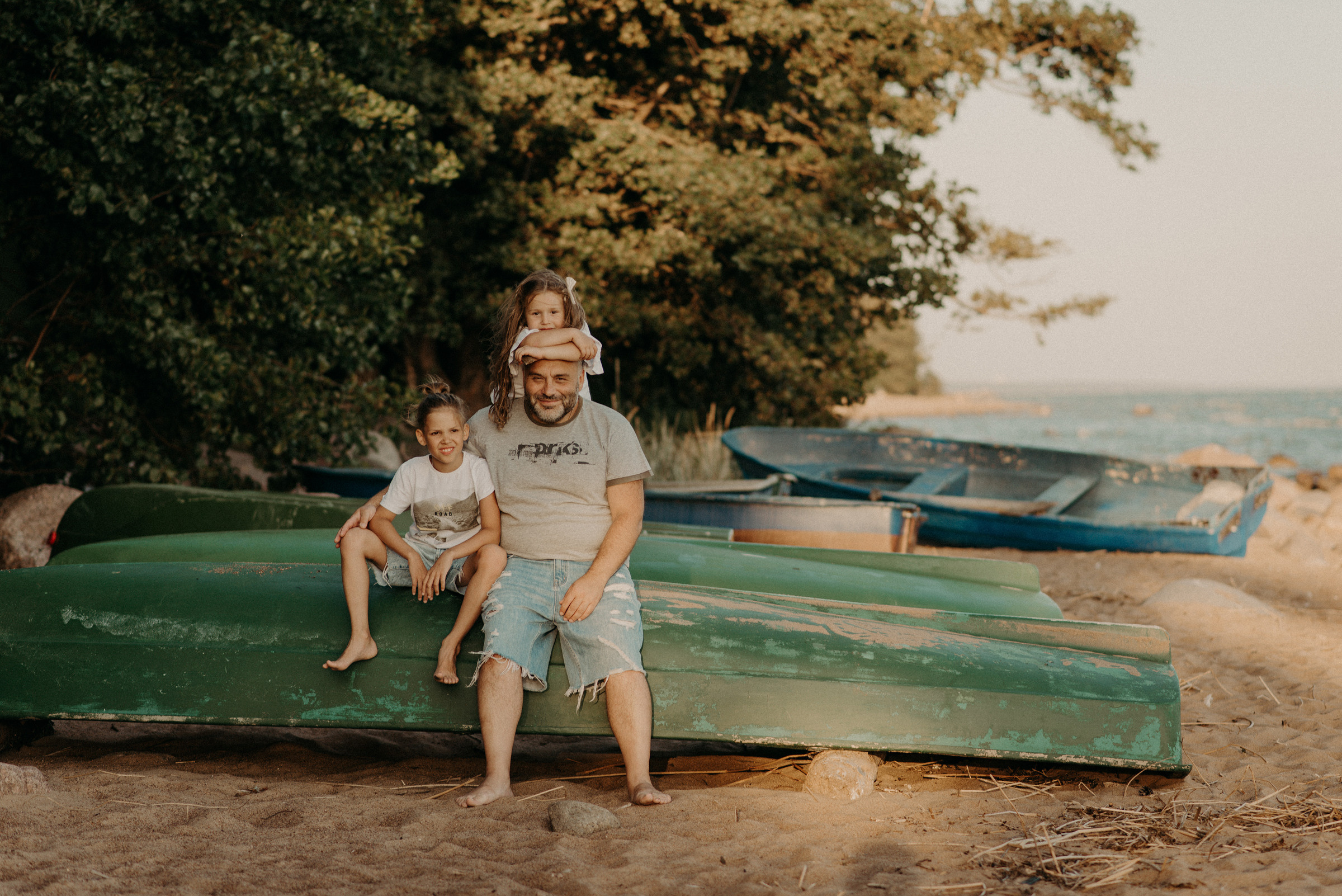 семейная фотосессия на заливе на закате