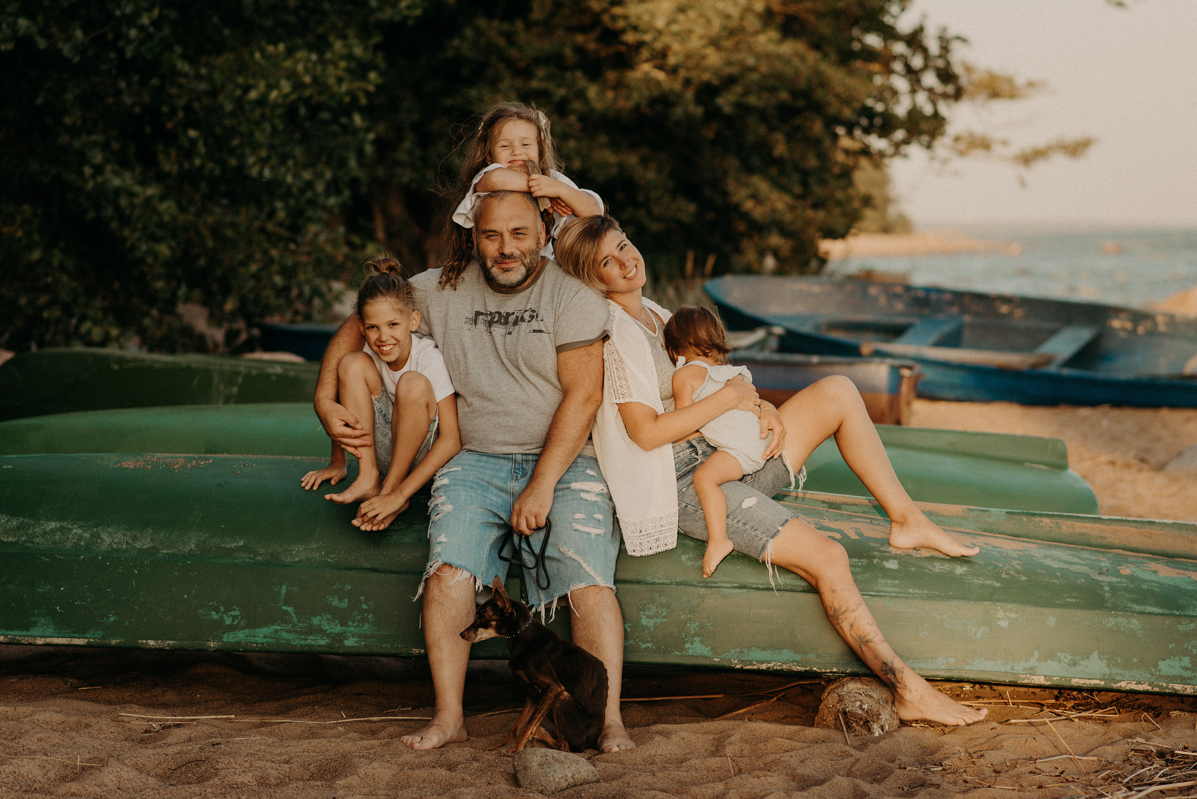 семейная фотосессия на заливе на закате