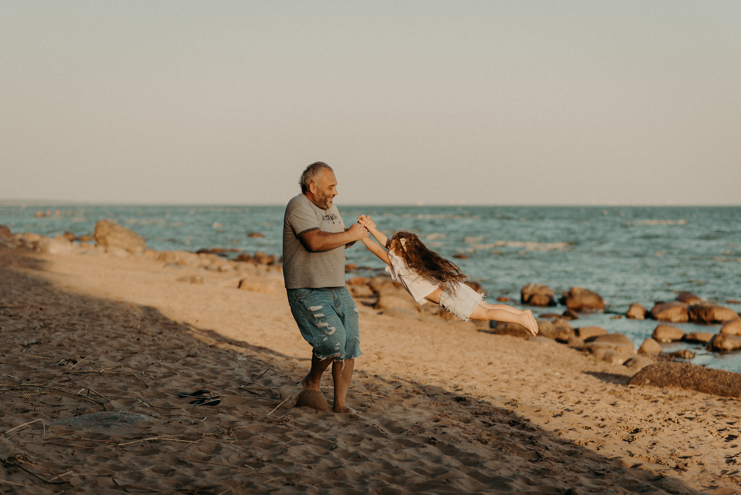 семейная фотосессия на заливе на закате