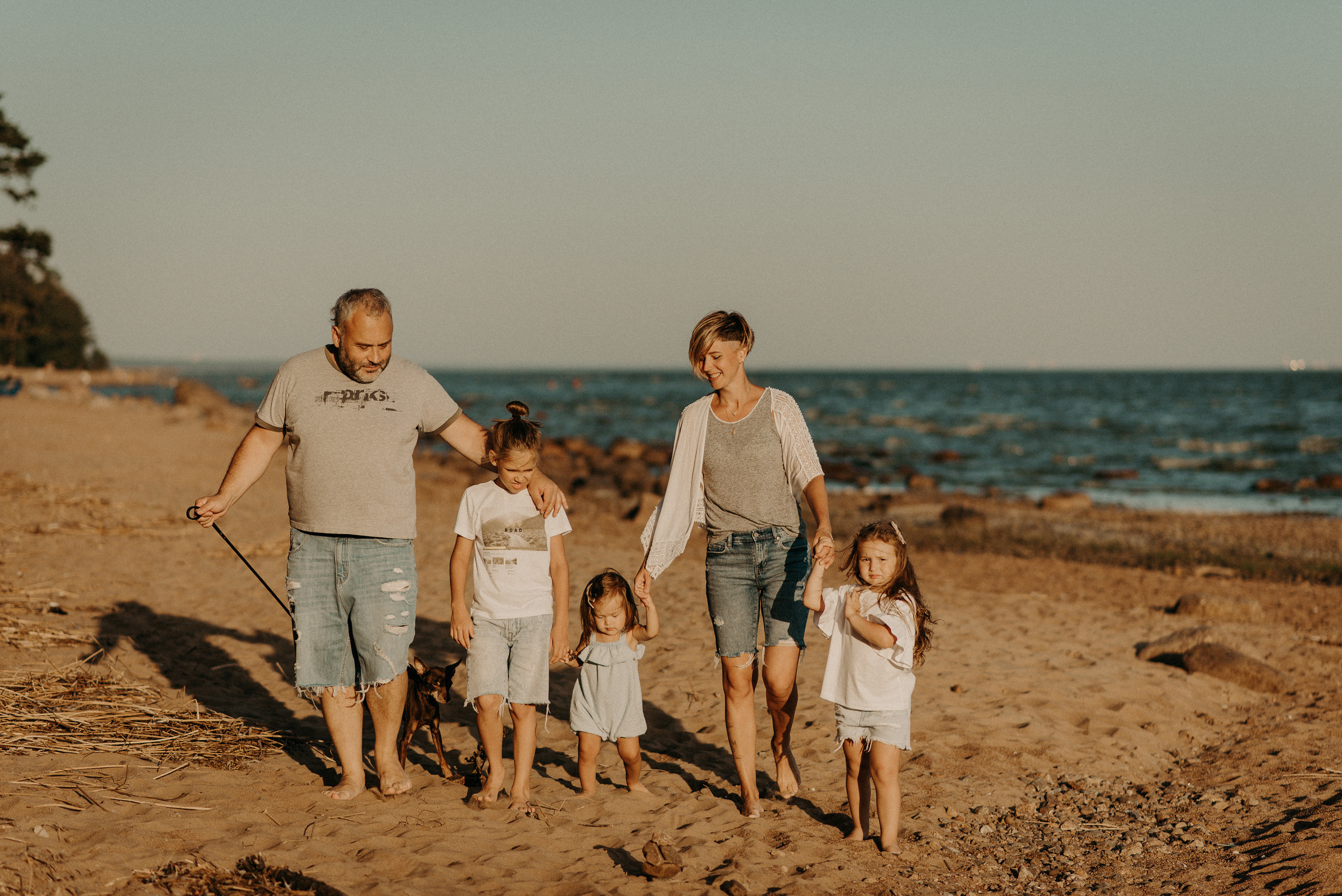 семейная фотосессия на заливе на закате