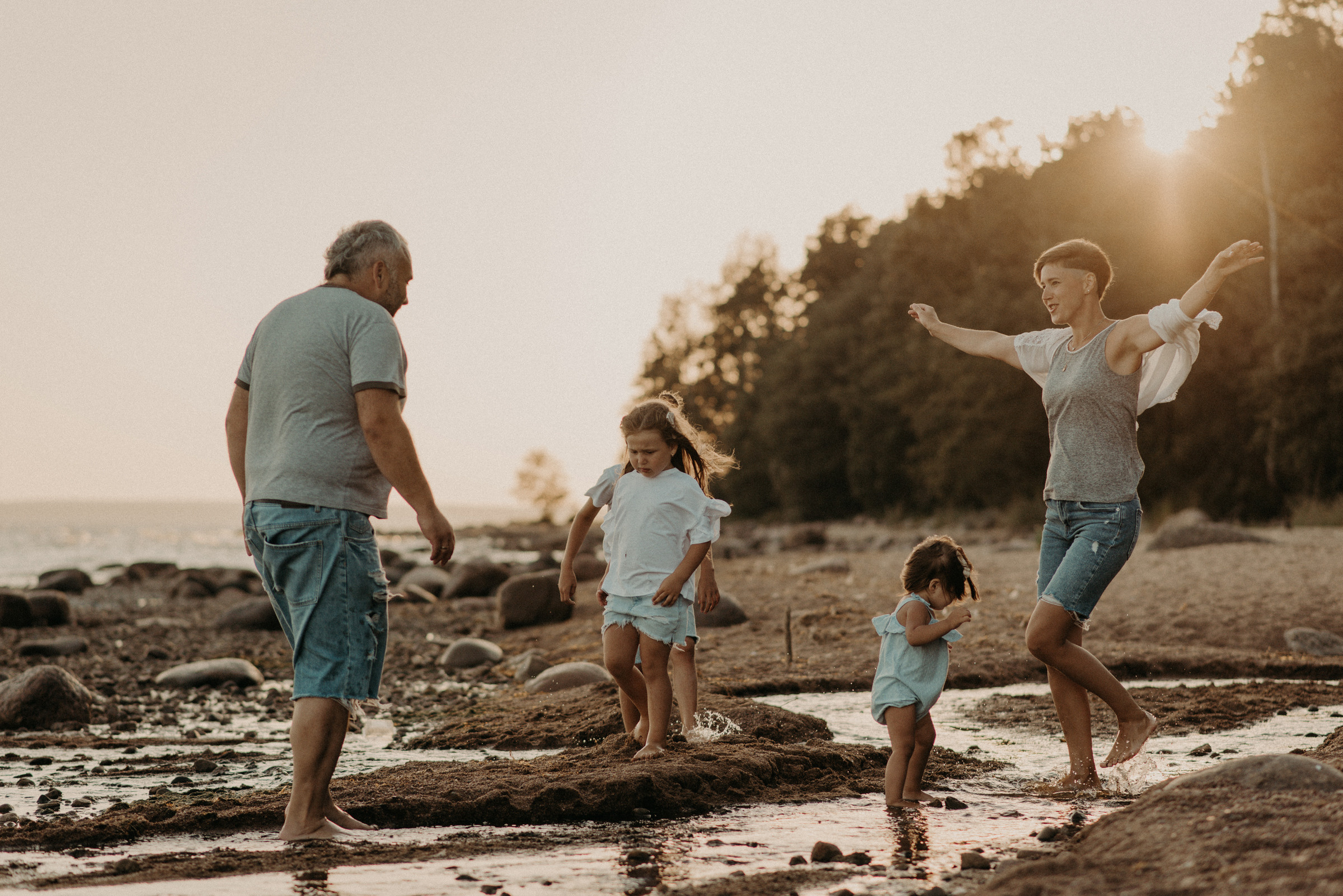 семейная фотосессия на заливе на закате