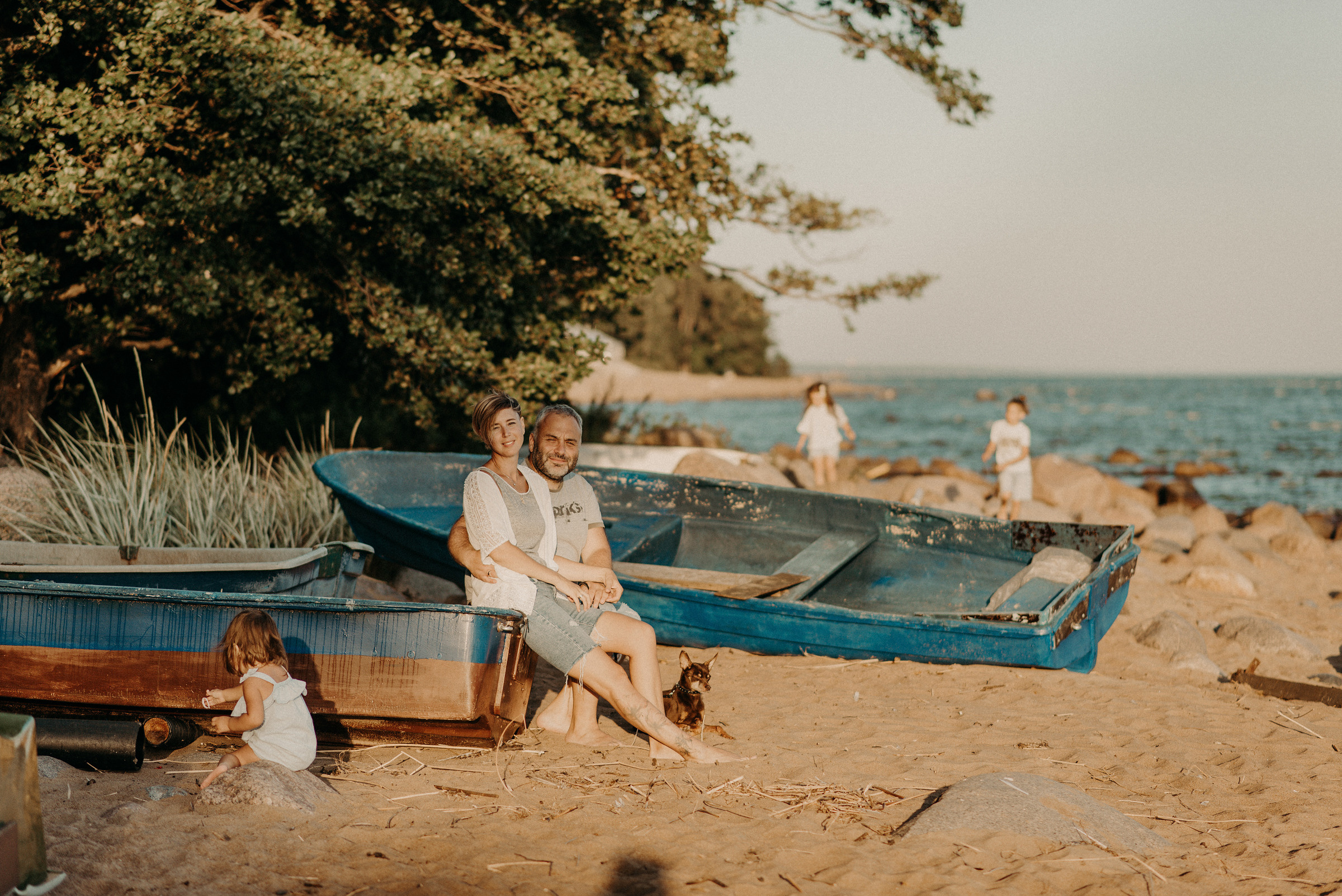 семейная фотосессия на заливе на закате