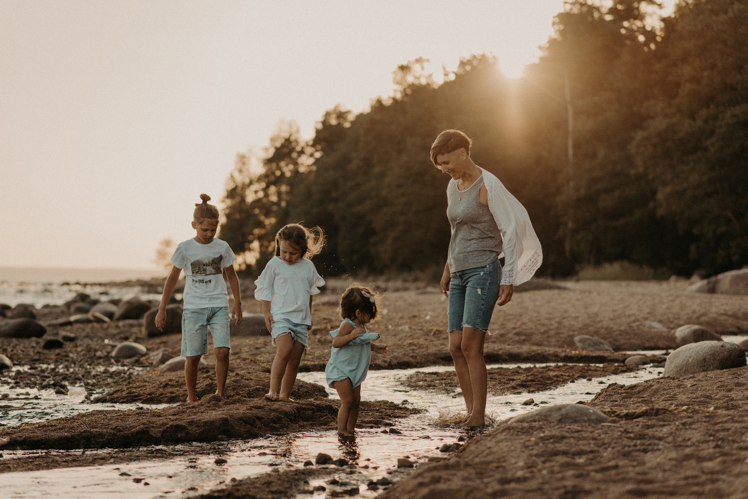 семейная фотосессия на заливе на закате