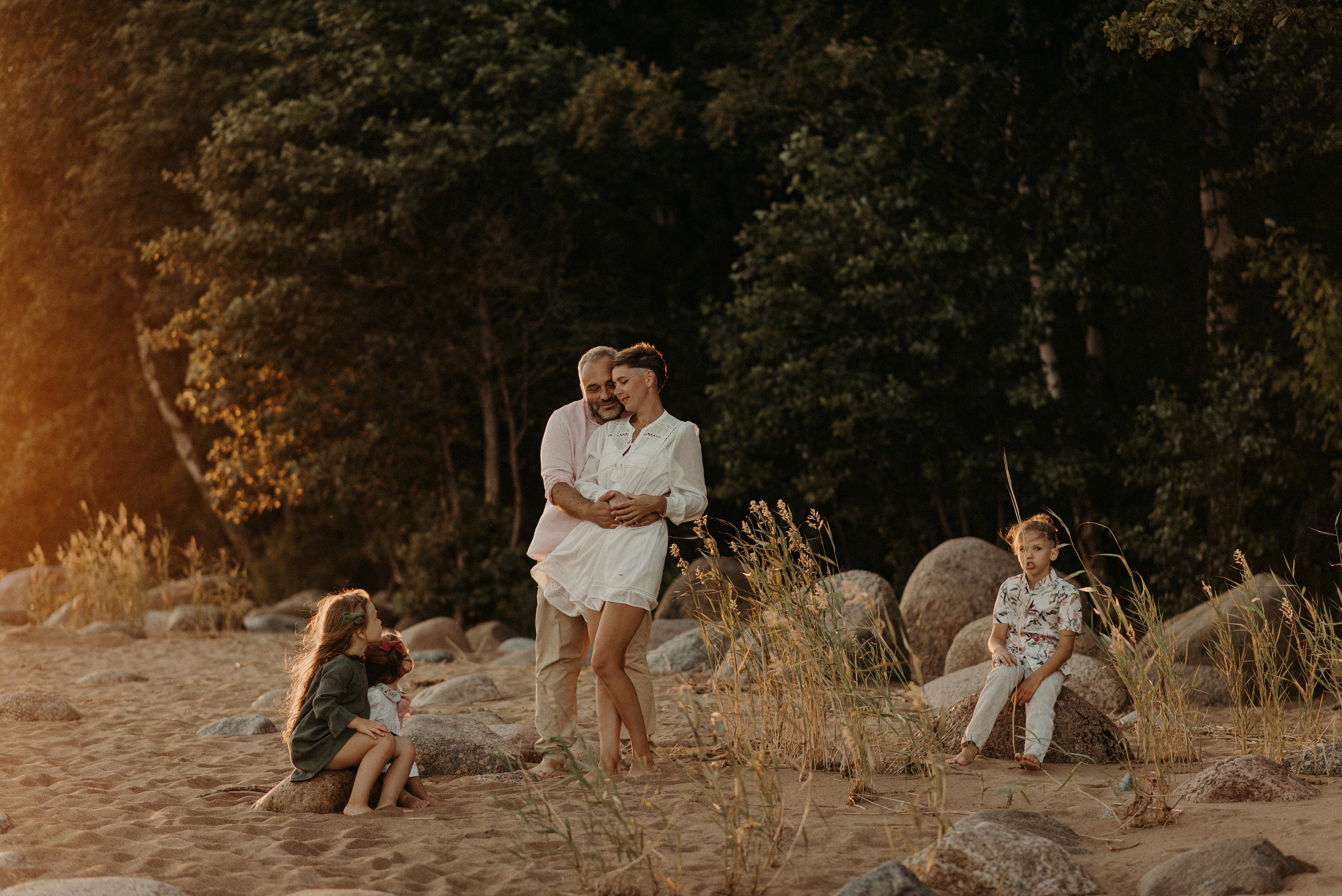 семейная фотосессия на заливе на закате