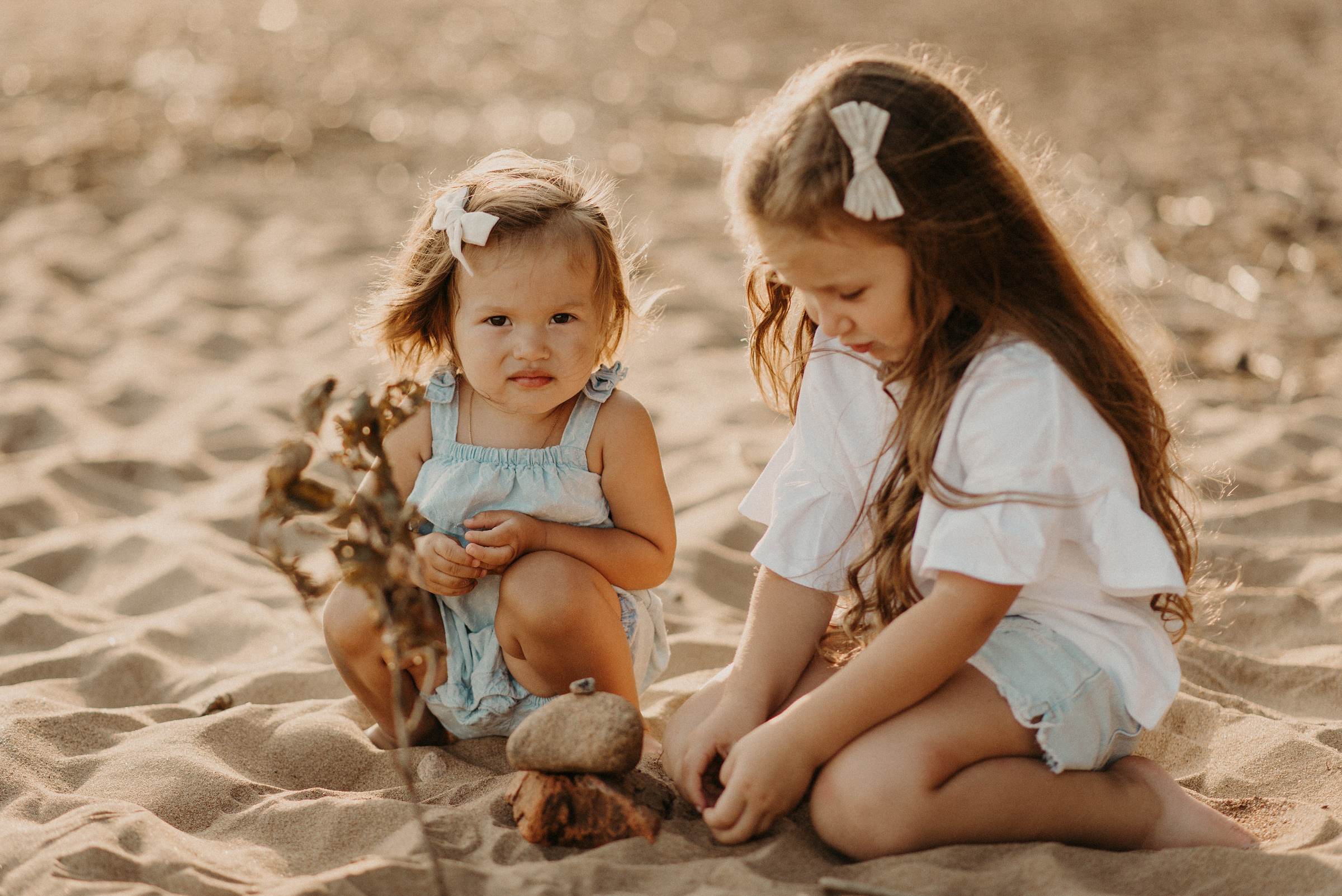 семейная фотосессия на заливе на закате