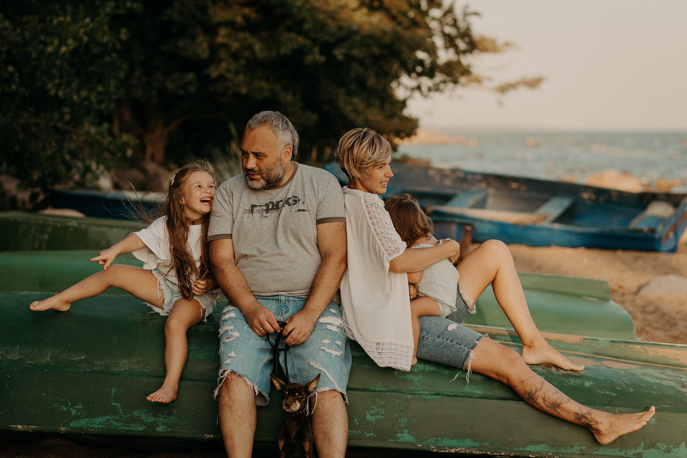 семейная фотосессия на заливе на закате