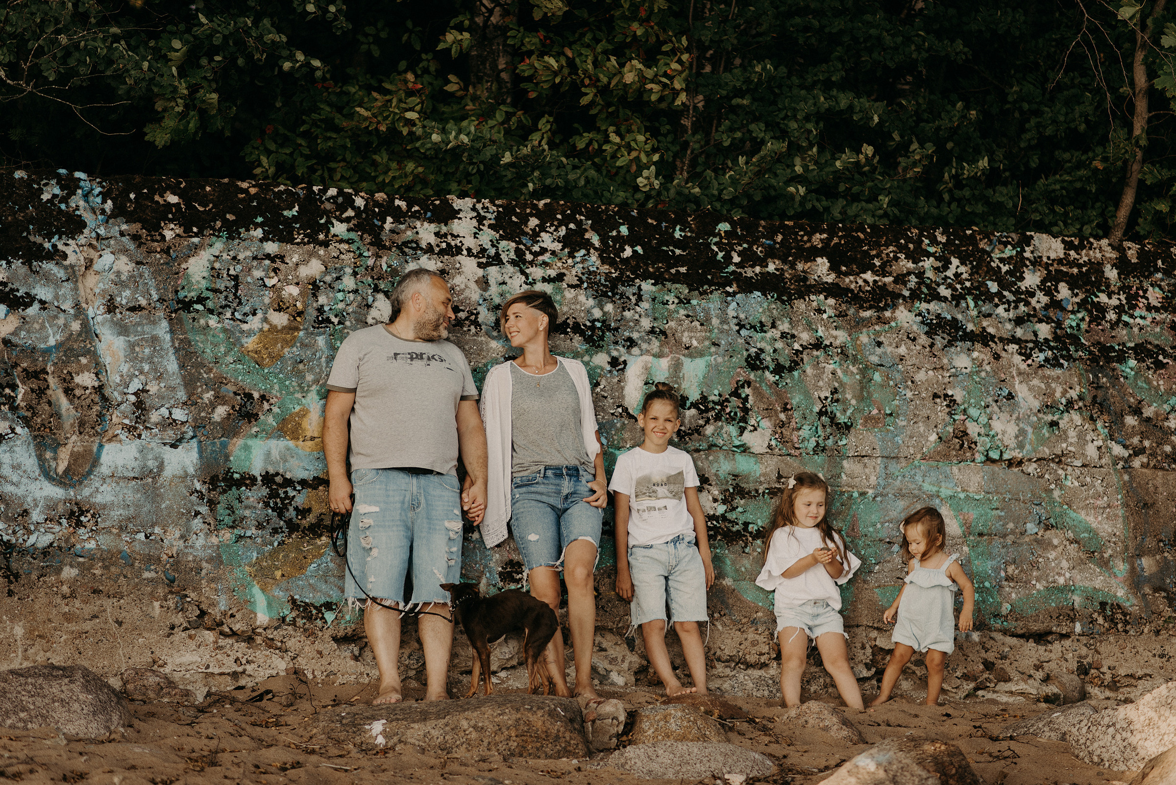 семейная фотосессия на заливе на закате