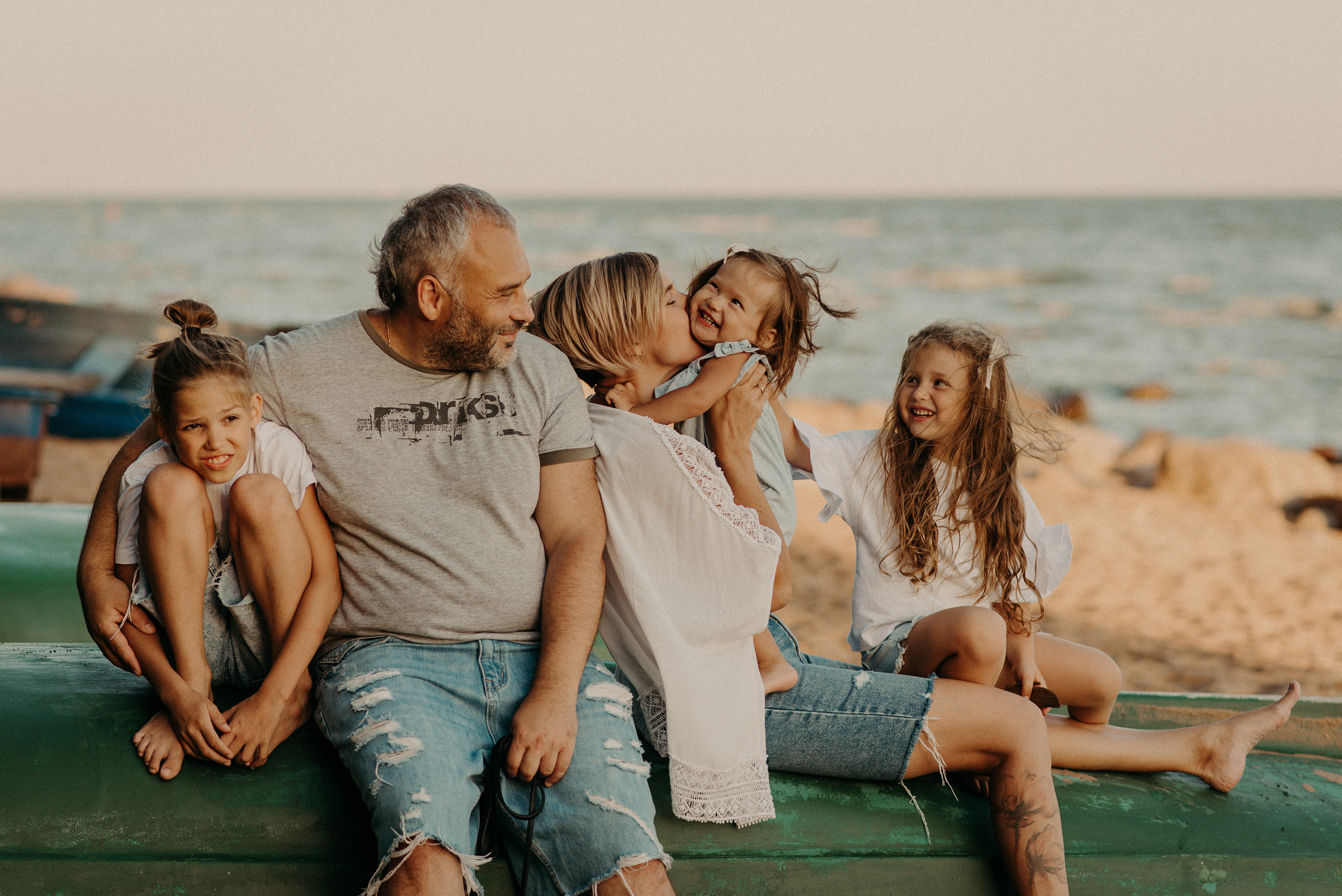 семейная фотосессия на заливе на закате