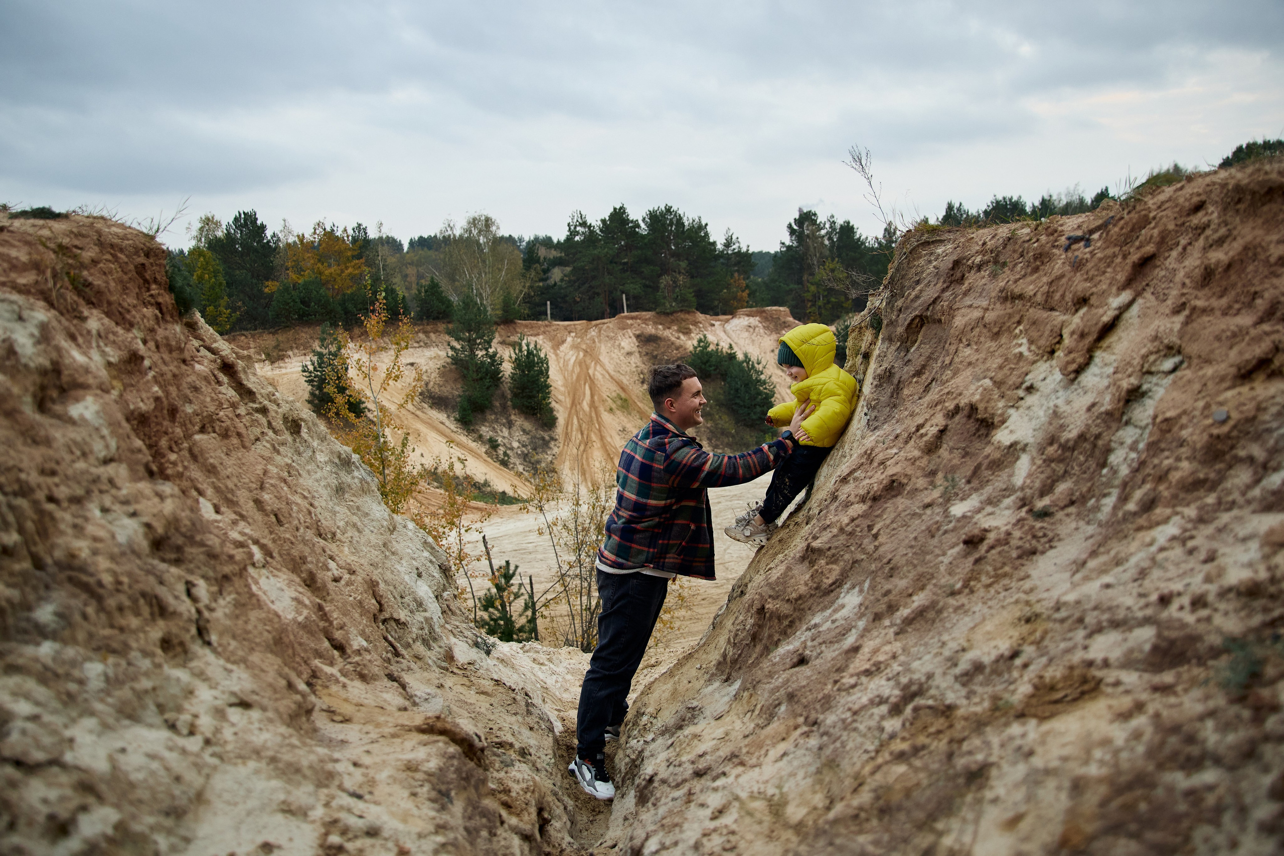 Семейная съемка в карьере у озера. Контентный и репортажный фотограф Виталий Кулешов | Москва