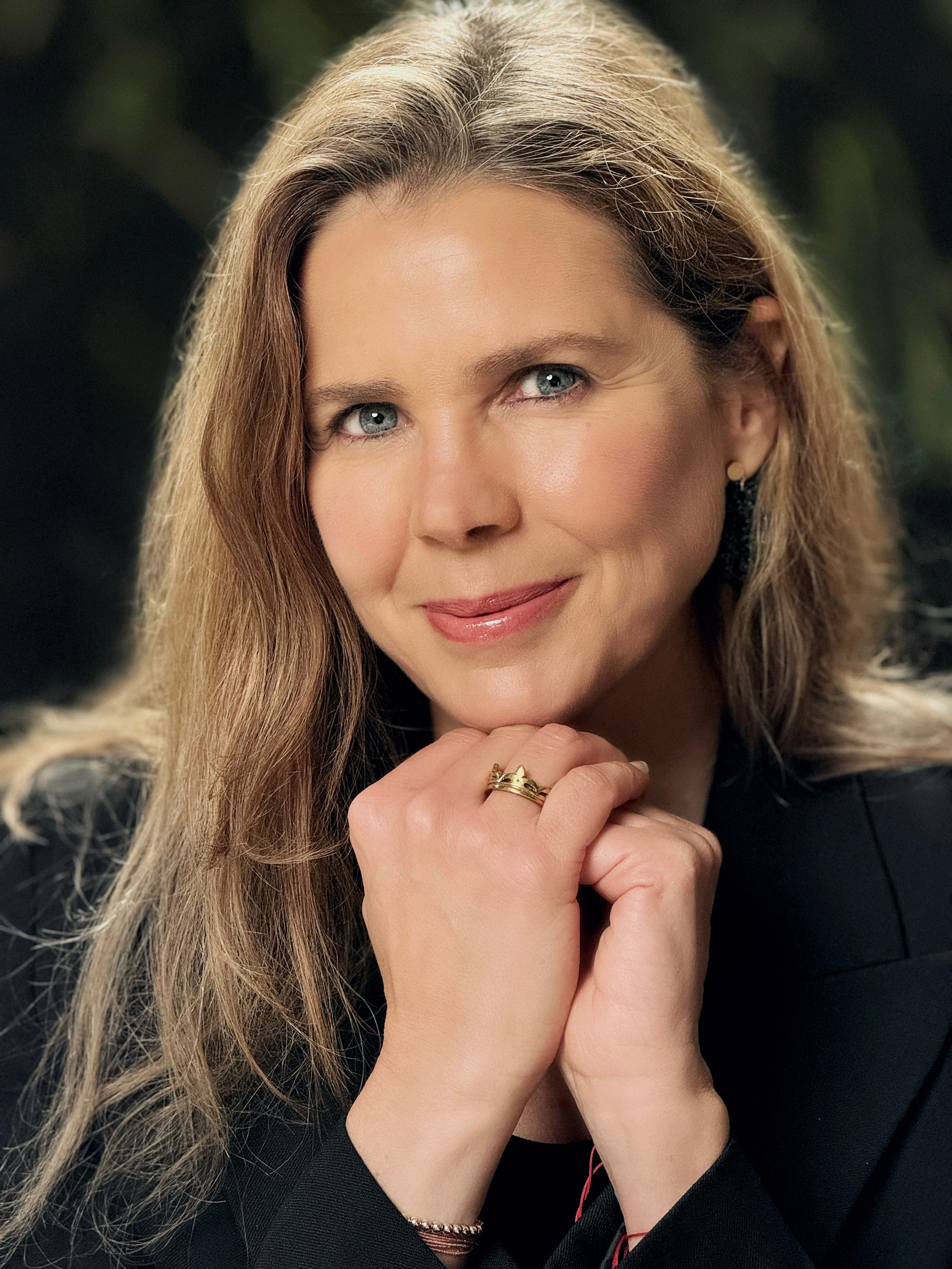 Fotografía Corporativa y Retratos Profesionales en Santiago, Chile. Retrato formal. Fotos Profesionales para LinkedIn, Empresas. Fotógrafa en Santiago, Chile | Julia Zalnova