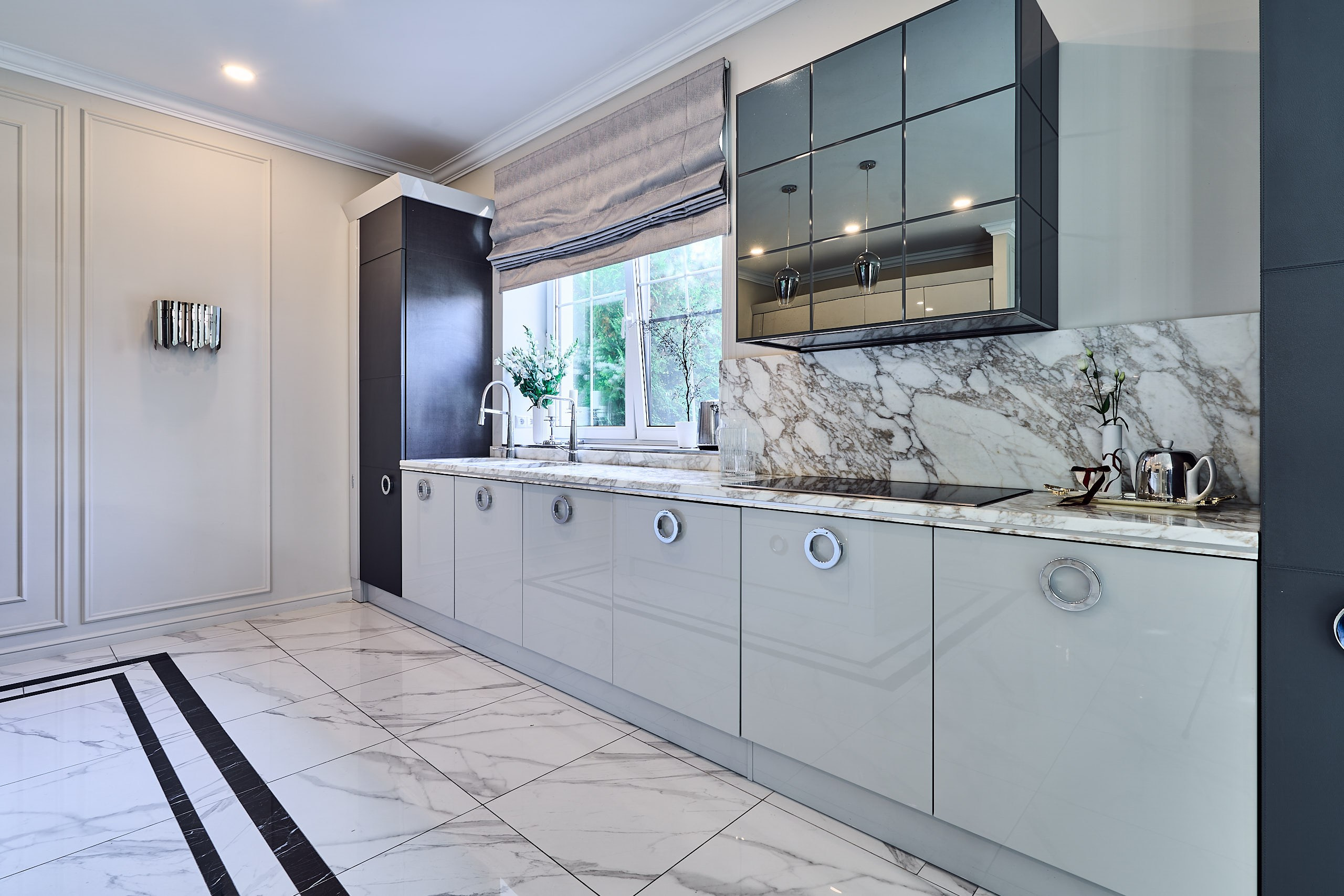 Интерьерное фото кухонной зоны в таунхаусе в Подмосковье