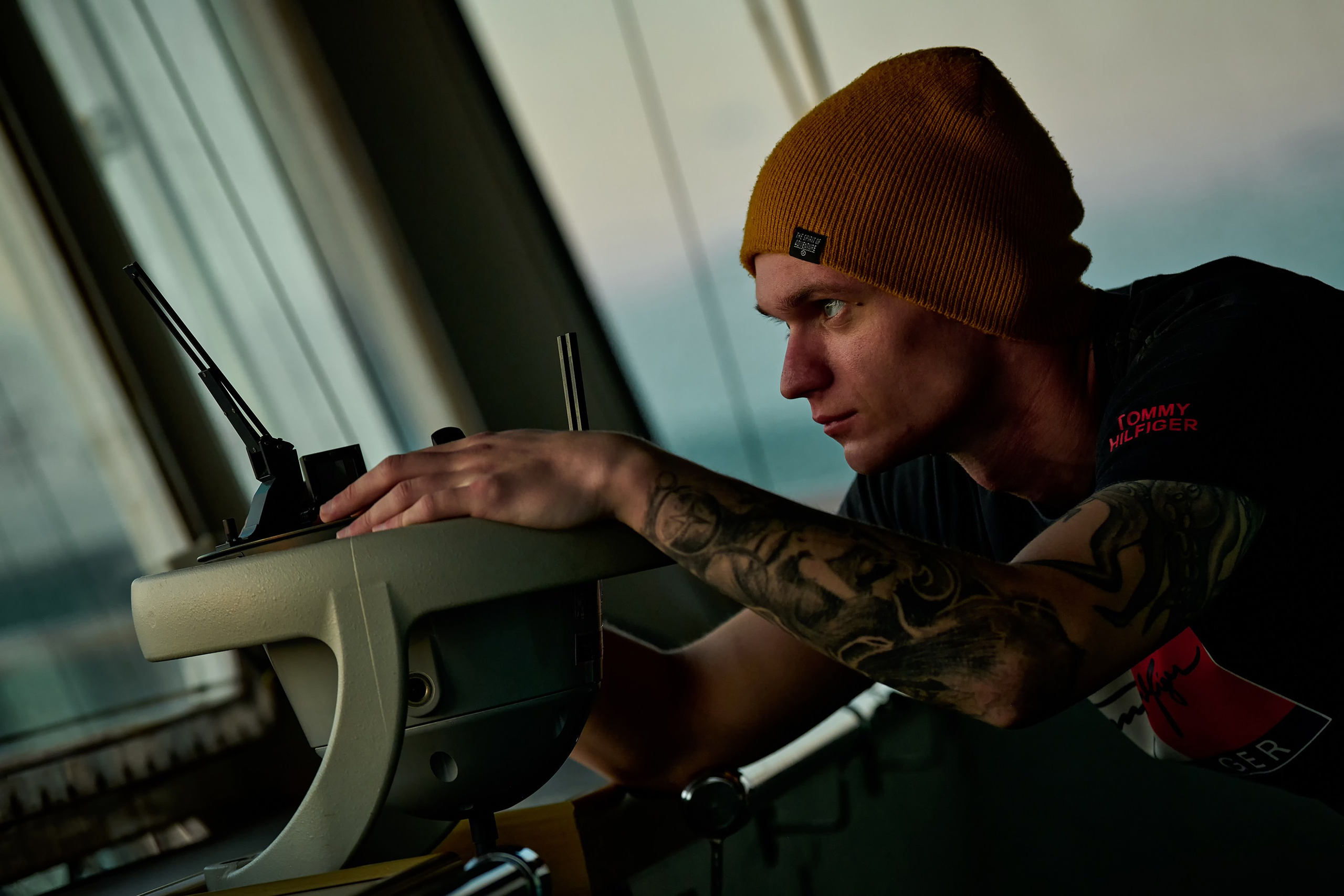 вахтенный помощник берет пеленг