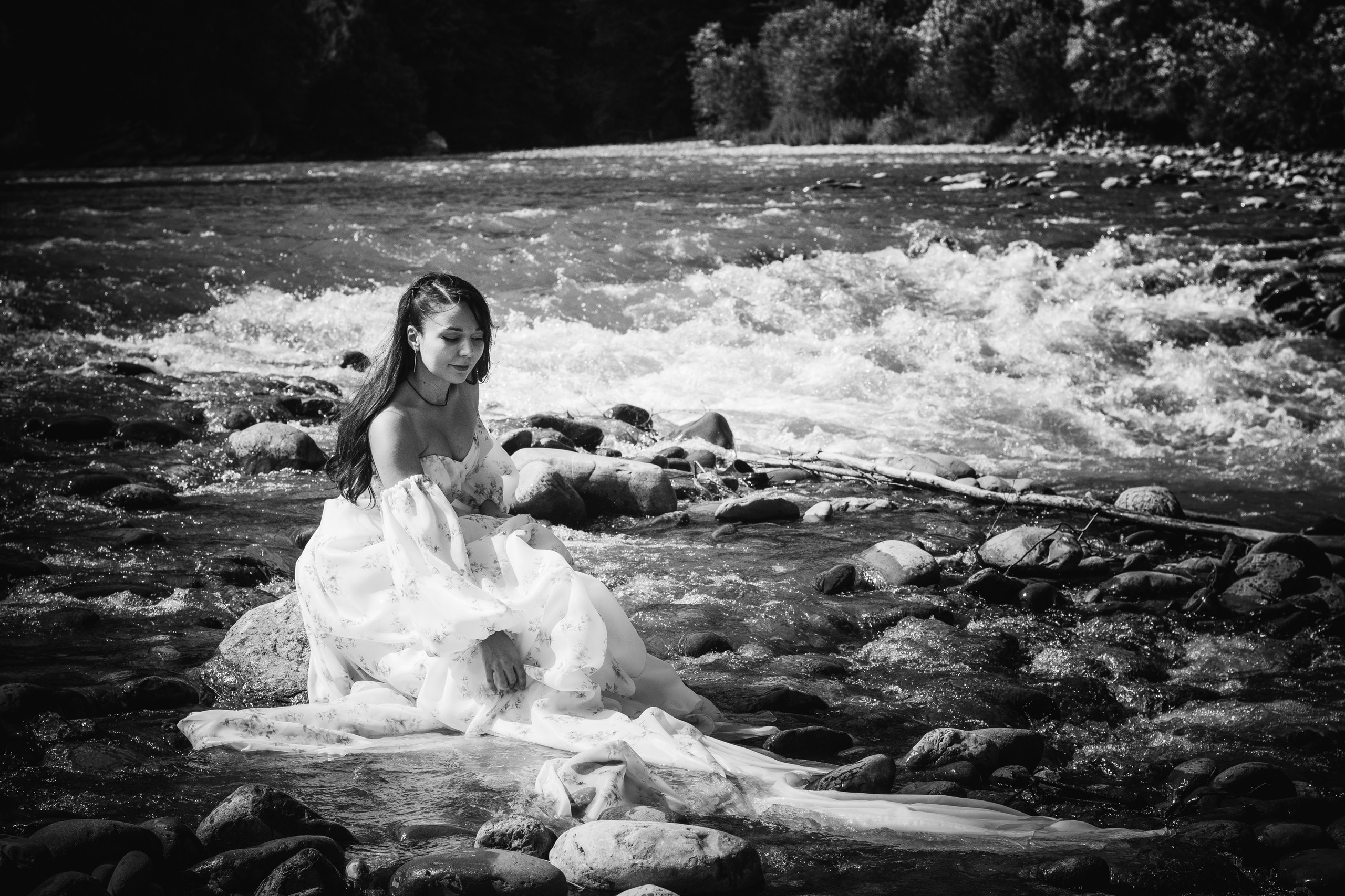 Фотосессия в горной реке. Почти свадебная фотосессия в Красной поляне в разгар сезона. Фотограф в Сочи | Щербакова Дарья
